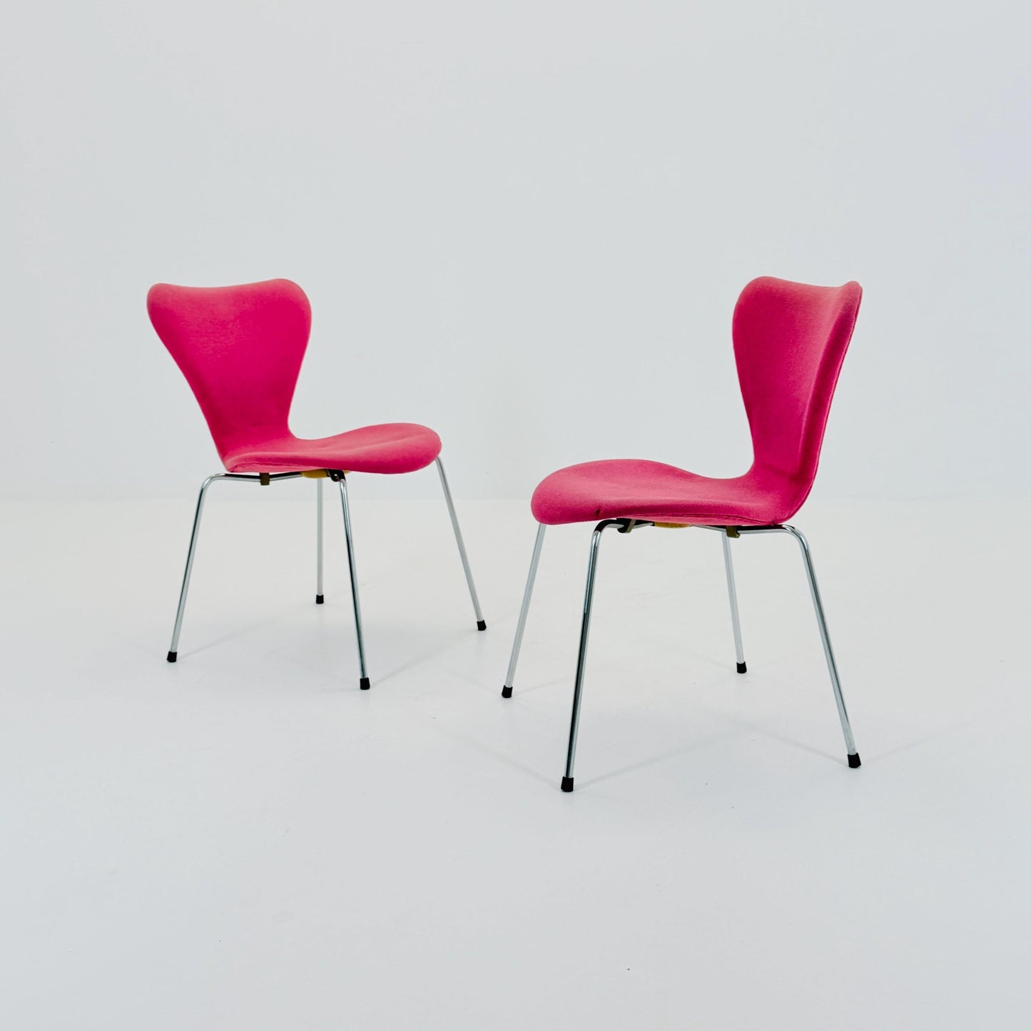 Set of 2 Baby Blue 3107 butterfly chais by Arne Jacobsen for Fritz Hansen, Denmark 1990s