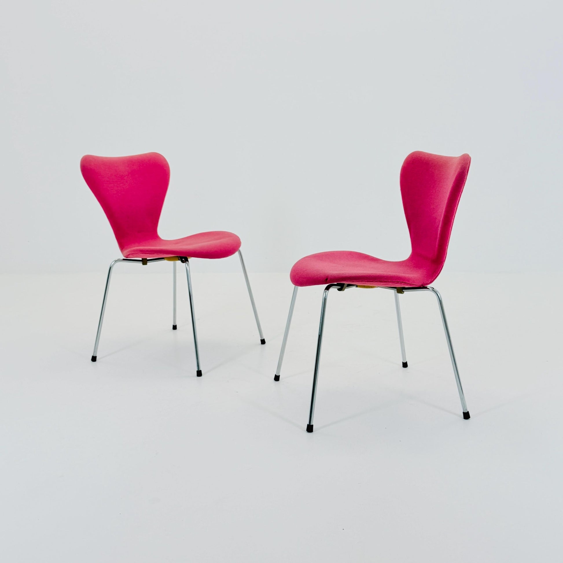 Set of 2 Baby Blue 3107 butterfly chais by Arne Jacobsen for Fritz Hansen, Denmark 1990s