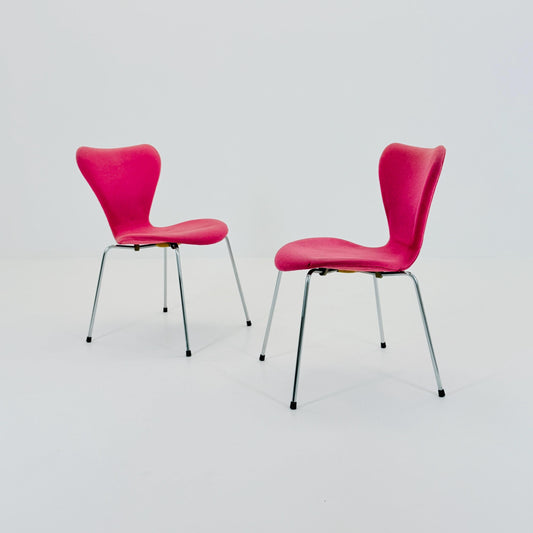 Set of 2 Baby Blue 3107 butterfly chais by Arne Jacobsen for Fritz Hansen, Denmark 1990s