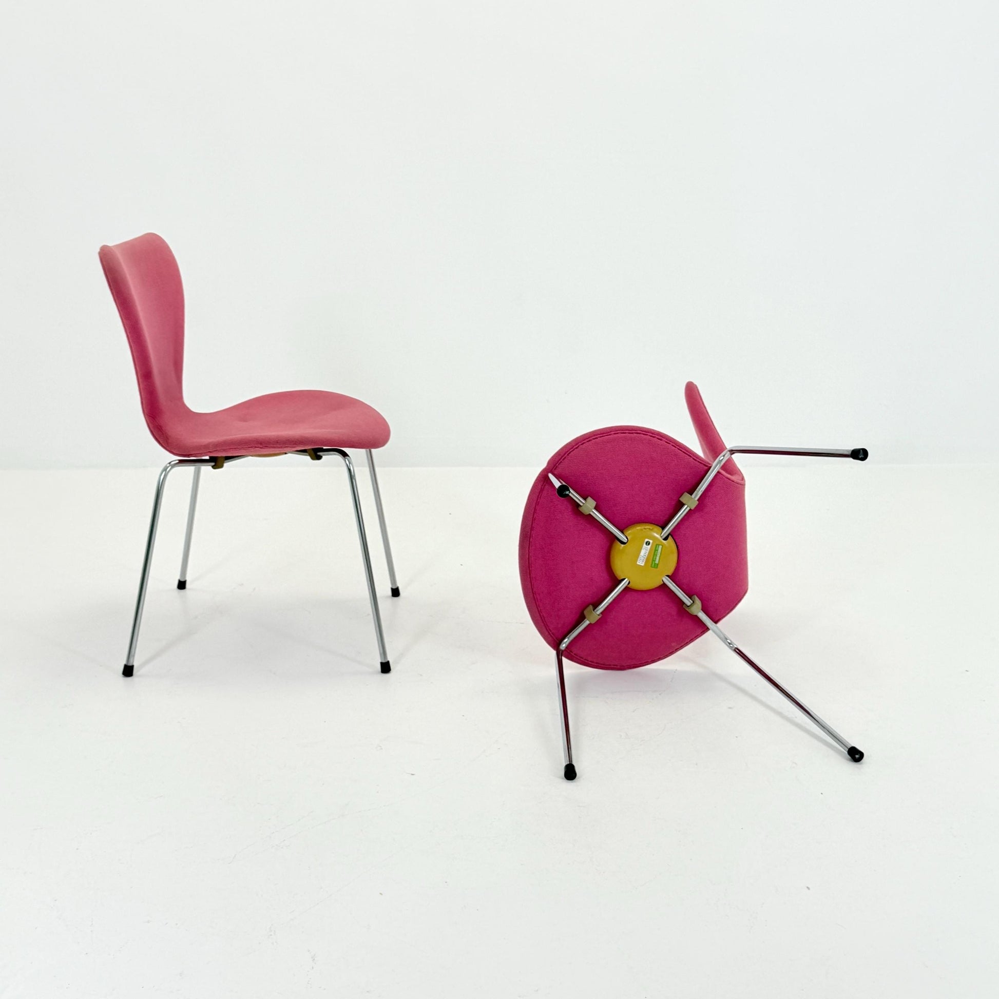 Set of 2 Baby Blue 3107 butterfly chais by Arne Jacobsen for Fritz Hansen, Denmark 1990s