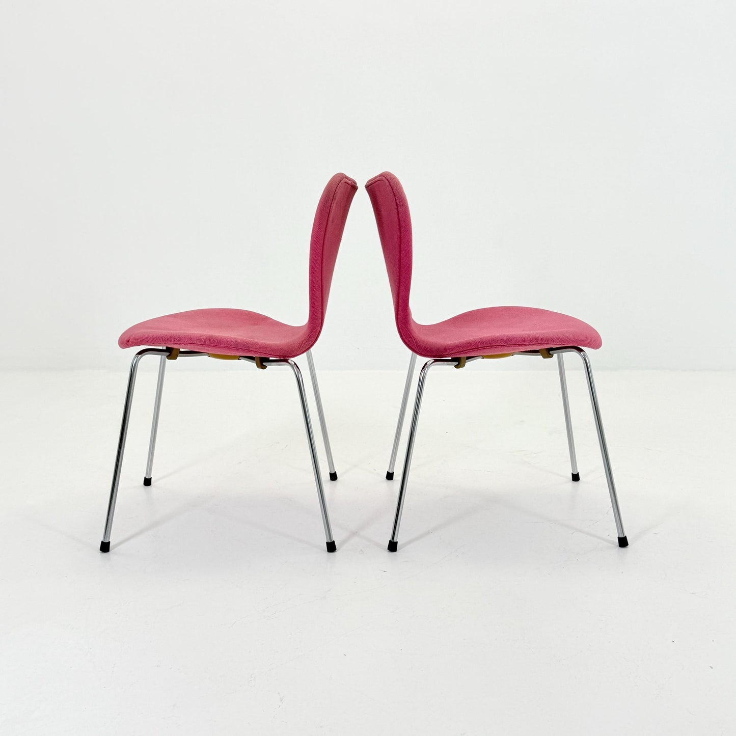 Set of 2 Baby Blue 3107 butterfly chais by Arne Jacobsen for Fritz Hansen, Denmark 1990s