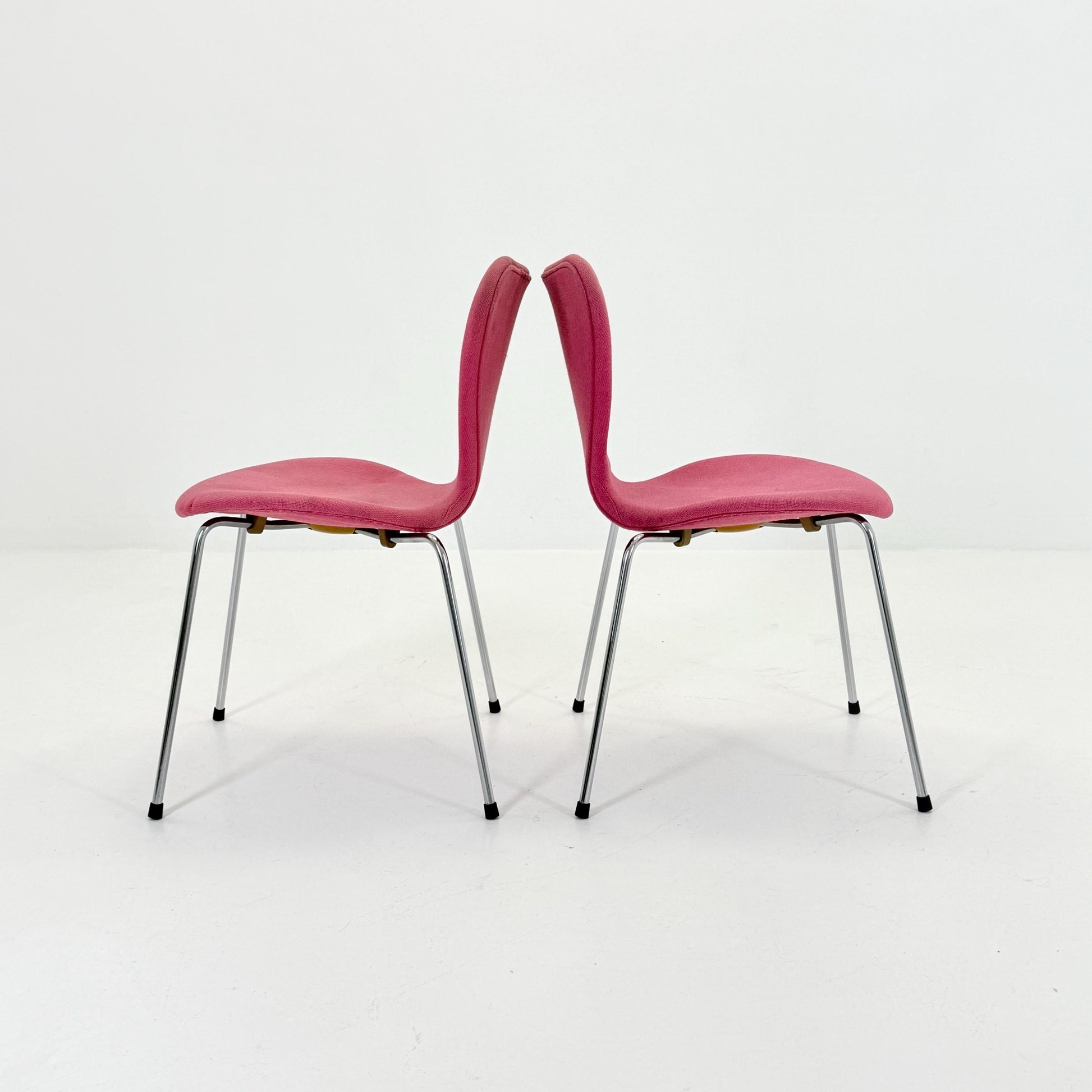 Set of 2 Baby Blue 3107 butterfly chais by Arne Jacobsen for Fritz Hansen, Denmark 1990s