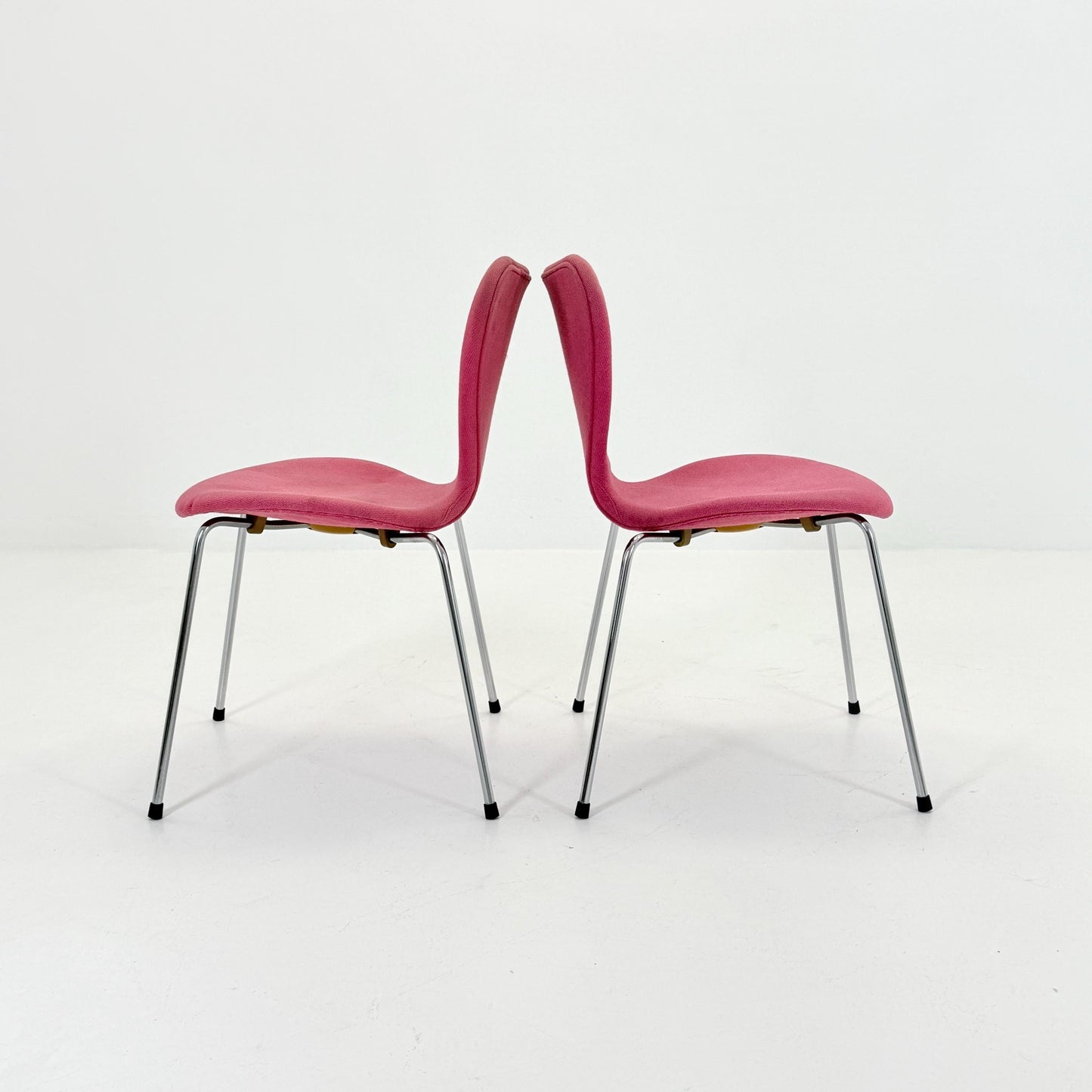 Set of 2 original 3107 “Butterfly” Chairs designed by Arne Jacobsen and manufactured by Fritz Hansen, Denmark, 1990s.