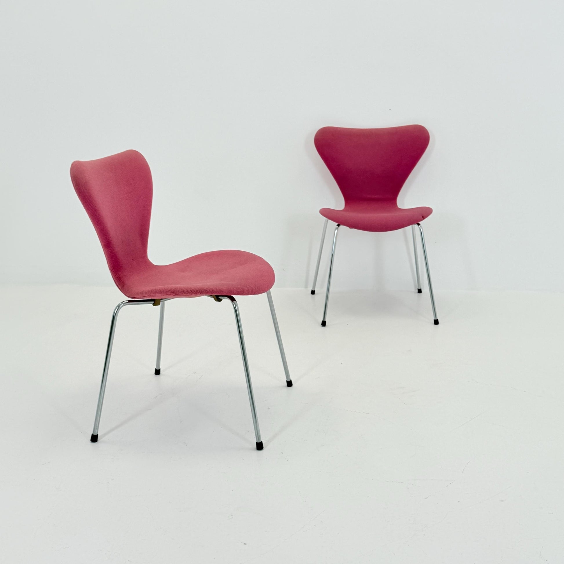 Set of 2 Baby Blue 3107 butterfly chais by Arne Jacobsen for Fritz Hansen, Denmark 1990s