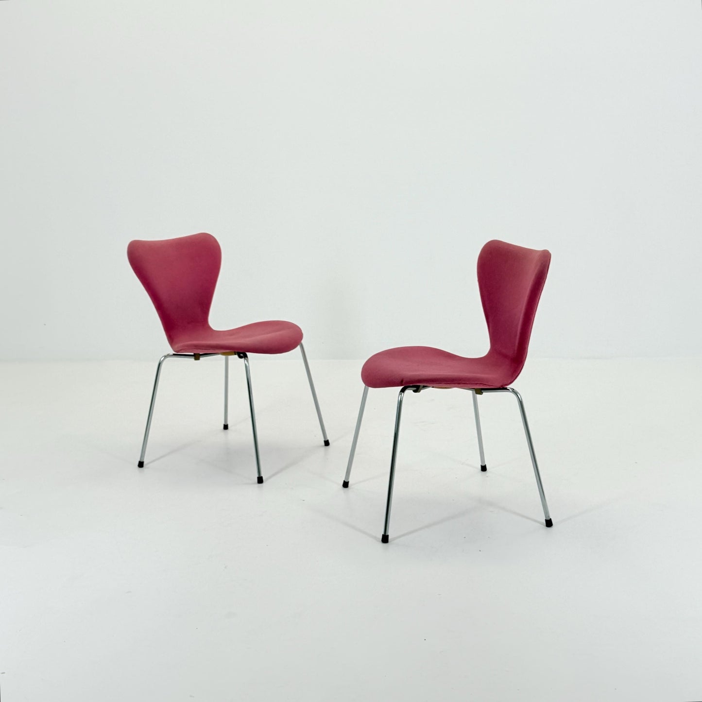 Set of 2 Baby Blue 3107 butterfly chais by Arne Jacobsen for Fritz Hansen, Denmark 1990s