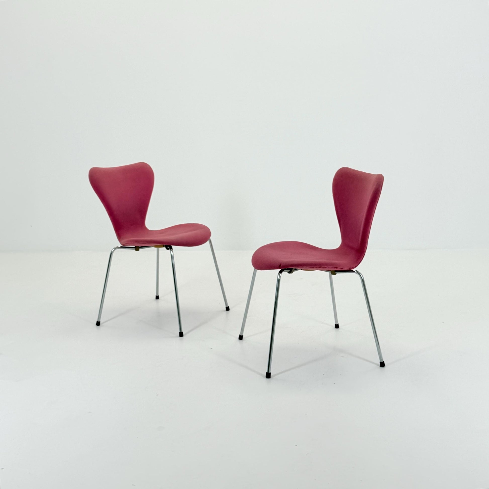 Set of 2 Baby Blue 3107 butterfly chais by Arne Jacobsen for Fritz Hansen, Denmark 1990s