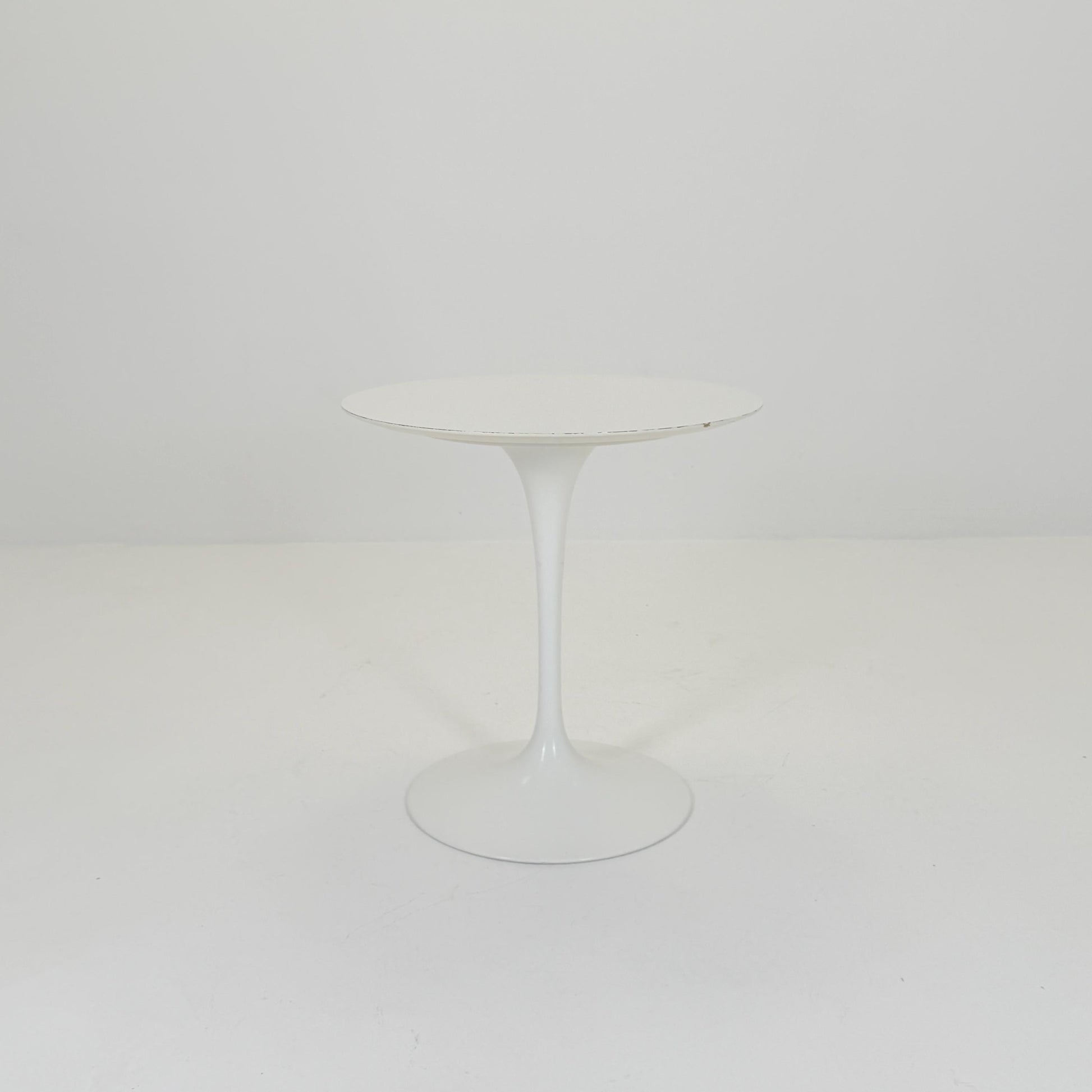 Mid Century white Tulip Coffee - side Table by Eero Saarinen for Knoll International 1960s