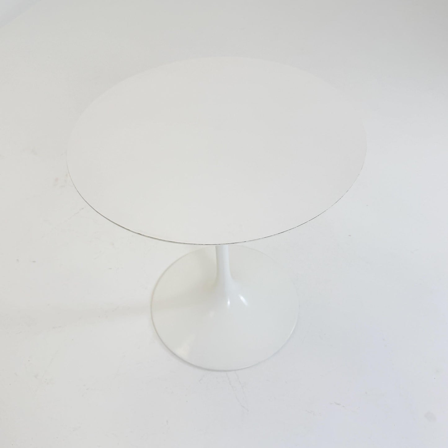 Mid Century white Tulip Coffee - side Table by Eero Saarinen for Knoll International 1960s