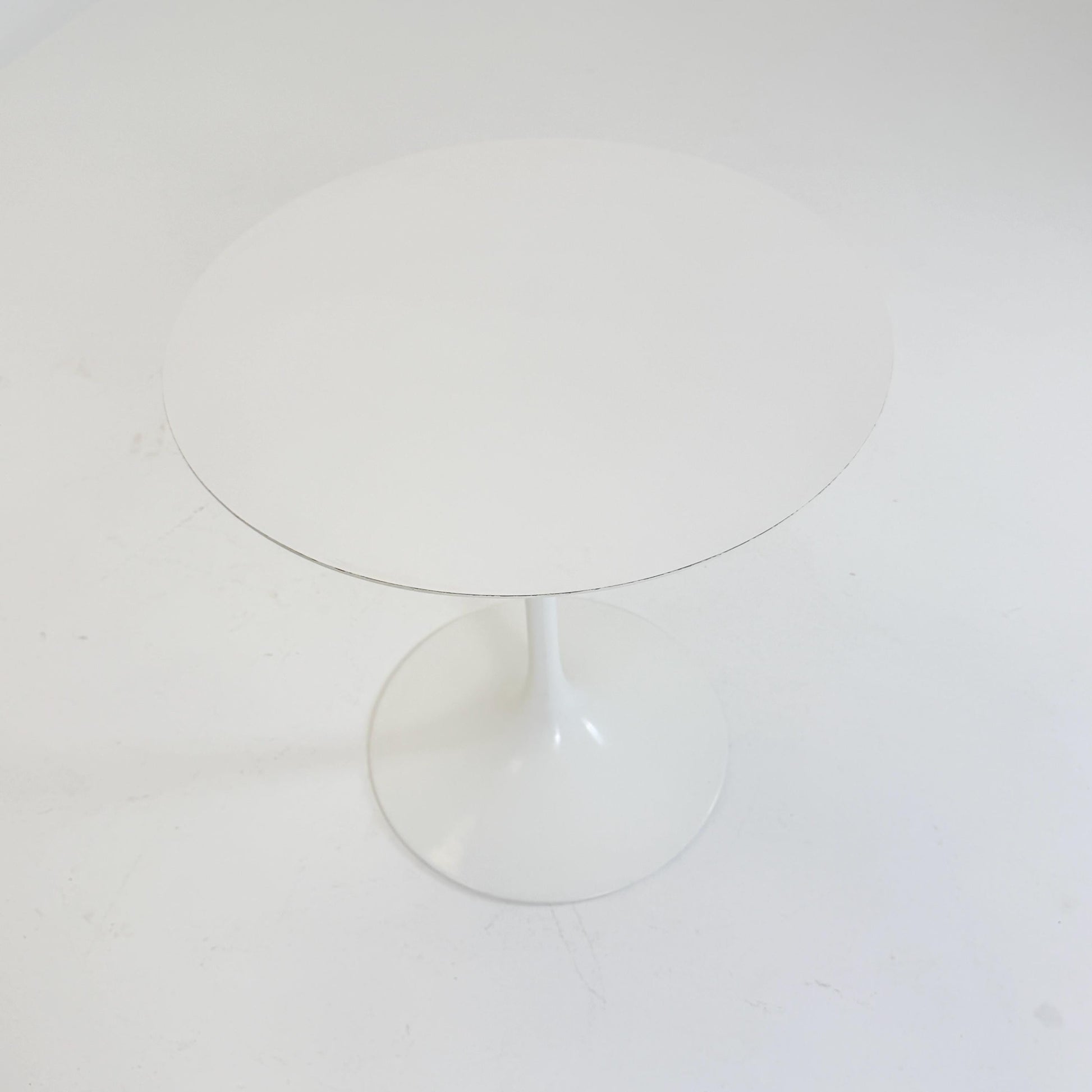 Mid Century white Tulip Coffee - side Table by Eero Saarinen for Knoll International 1960s