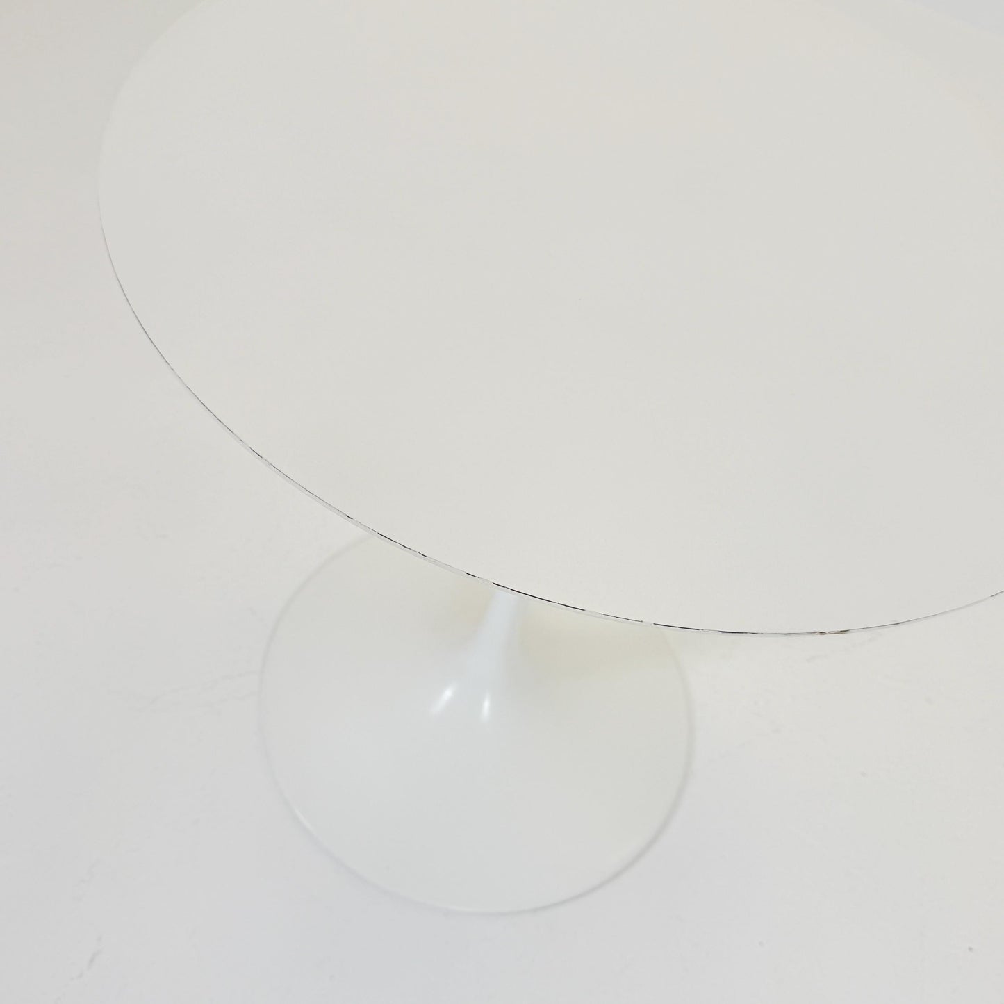 Mid Century white Tulip Coffee - side Table by Eero Saarinen for Knoll International 1960s