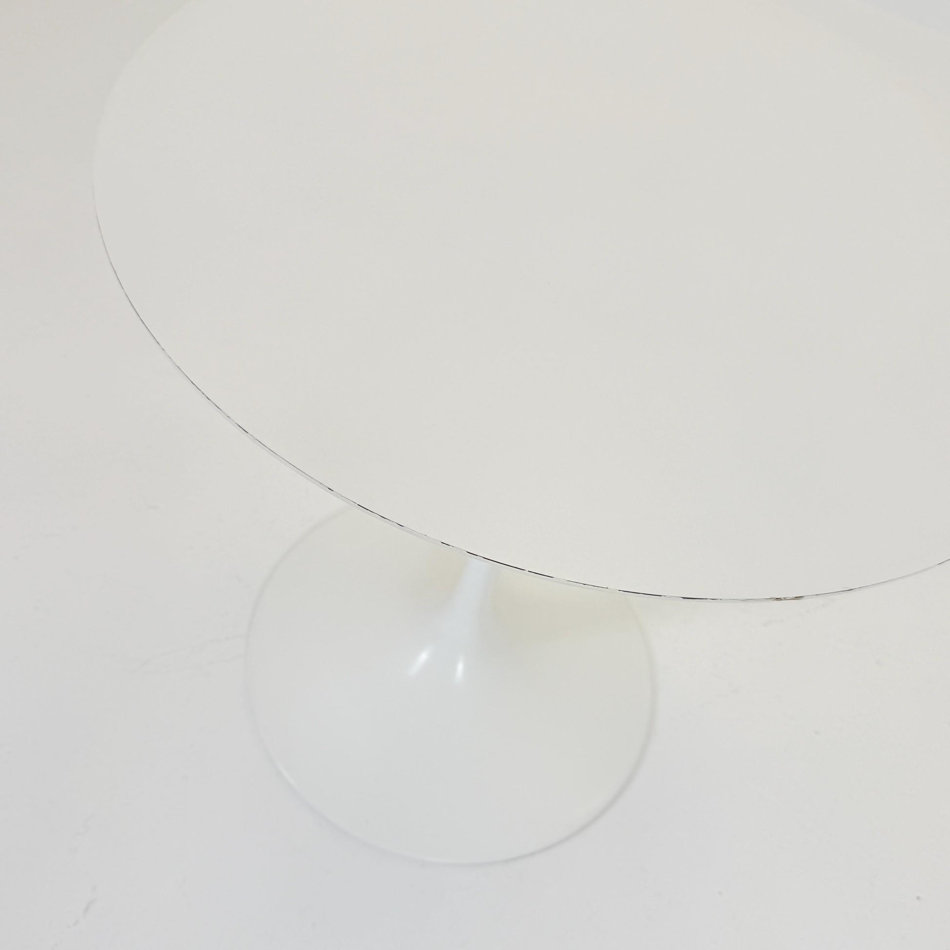 Mid Century white Tulip Coffee - side Table by Eero Saarinen for Knoll International 1960s