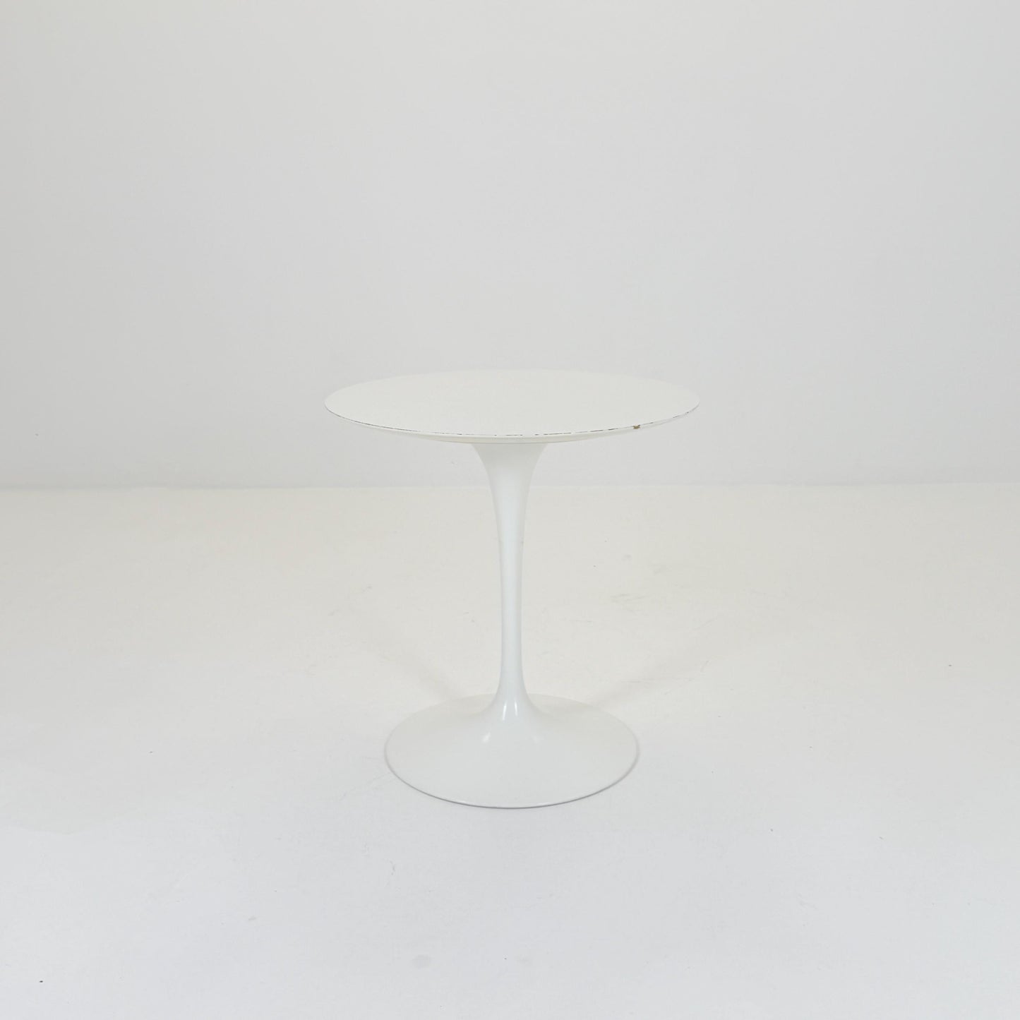 Mid Century white Tulip Coffee - side Table by Eero Saarinen for Knoll International 1960s