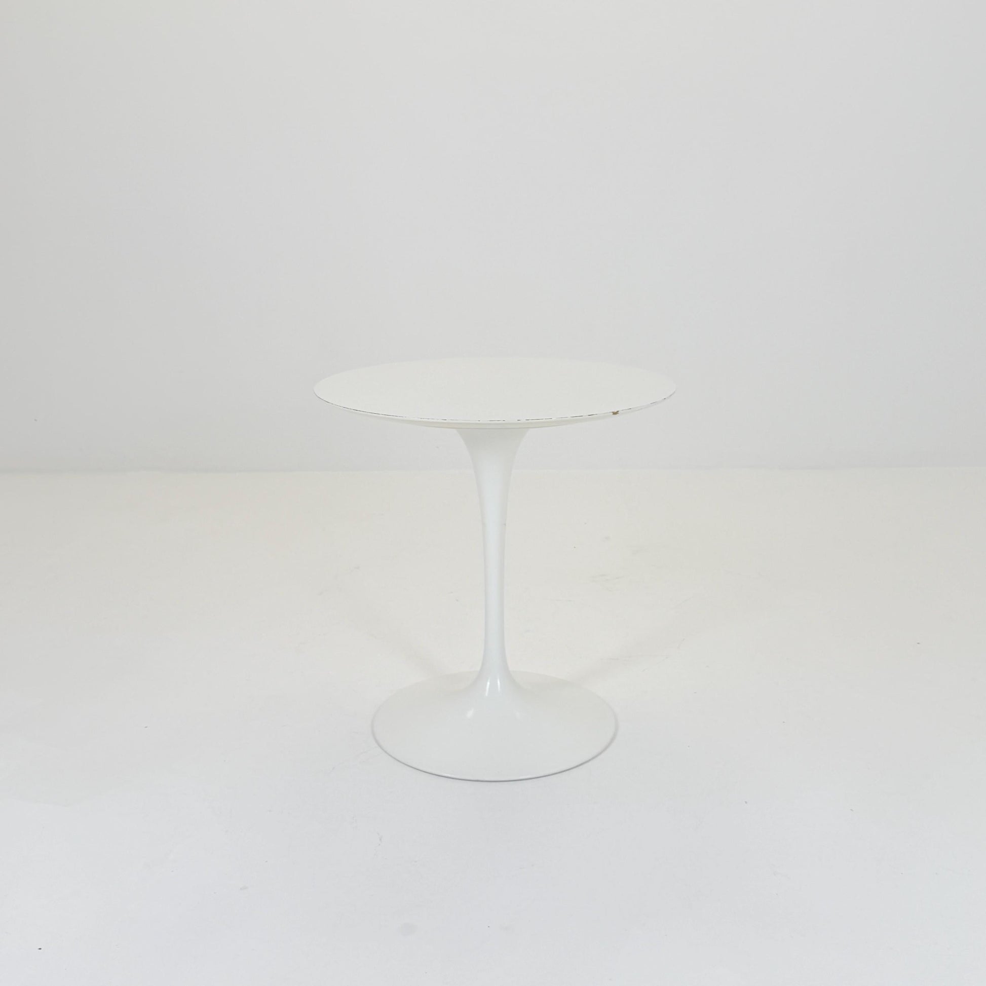 Mid Century white Tulip Coffee - side Table by Eero Saarinen for Knoll International 1960s