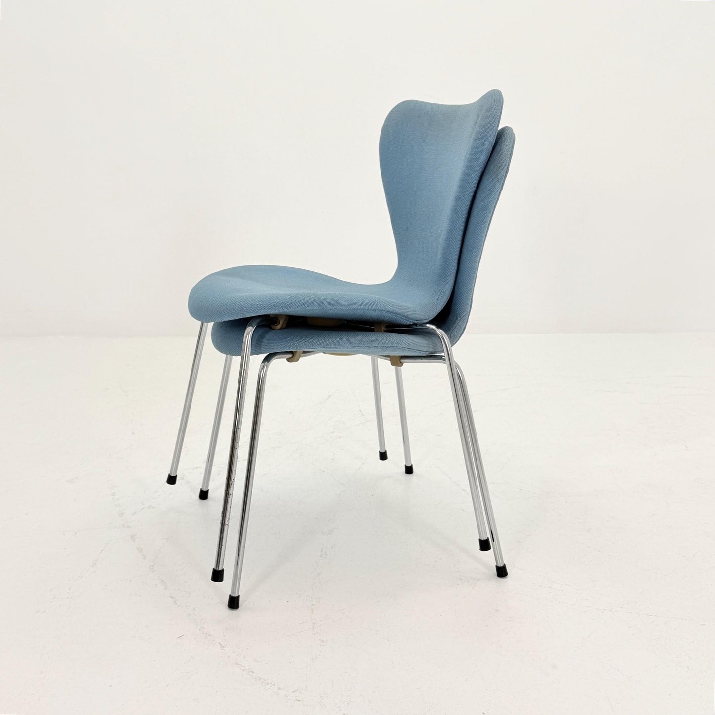 Set of 2 Blue 3107 butterfly chais by Arne Jacobsen for Fritz Hansen, Denmark 1990s