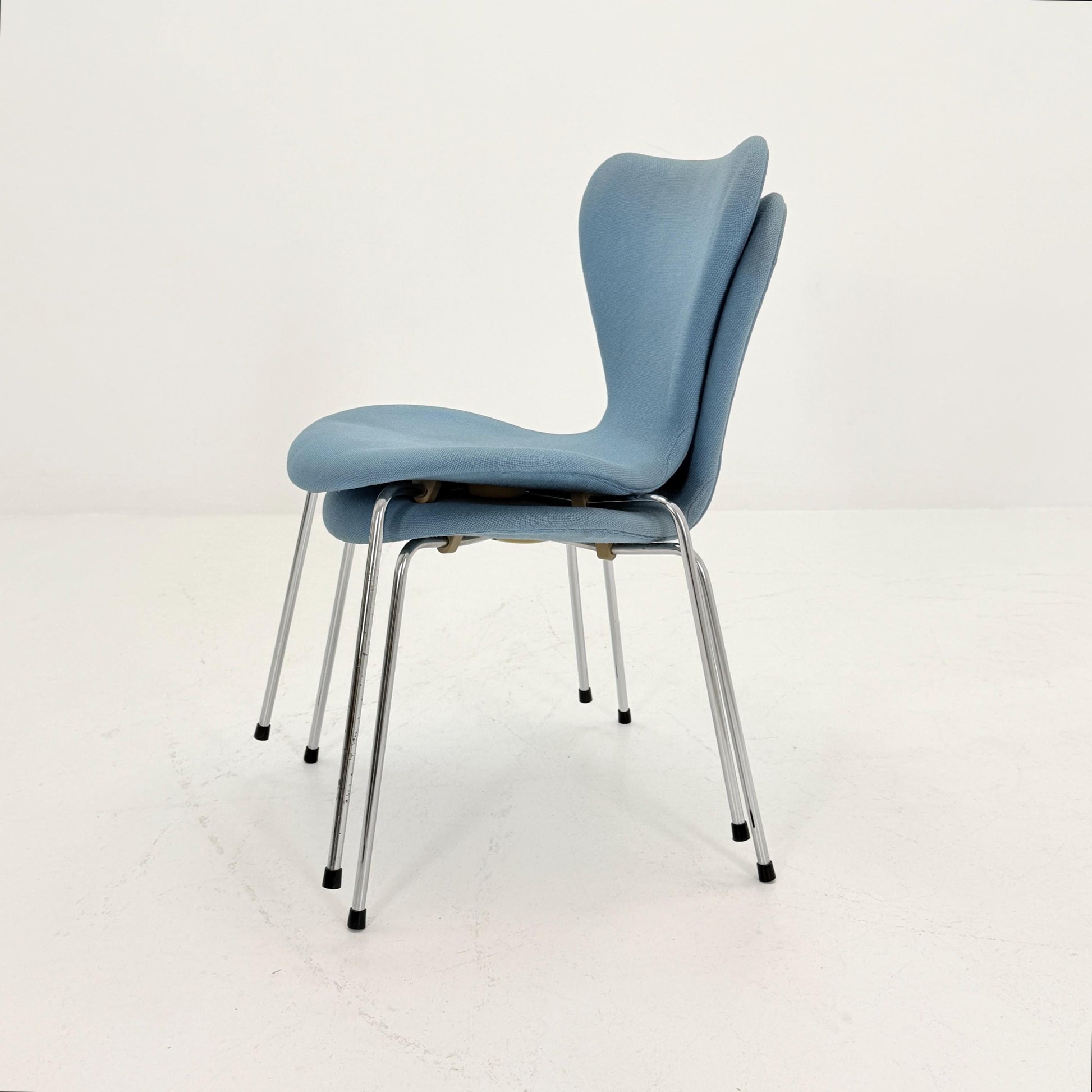 Set of 2 Blue 3107 butterfly chais by Arne Jacobsen for Fritz Hansen, Denmark 1990s