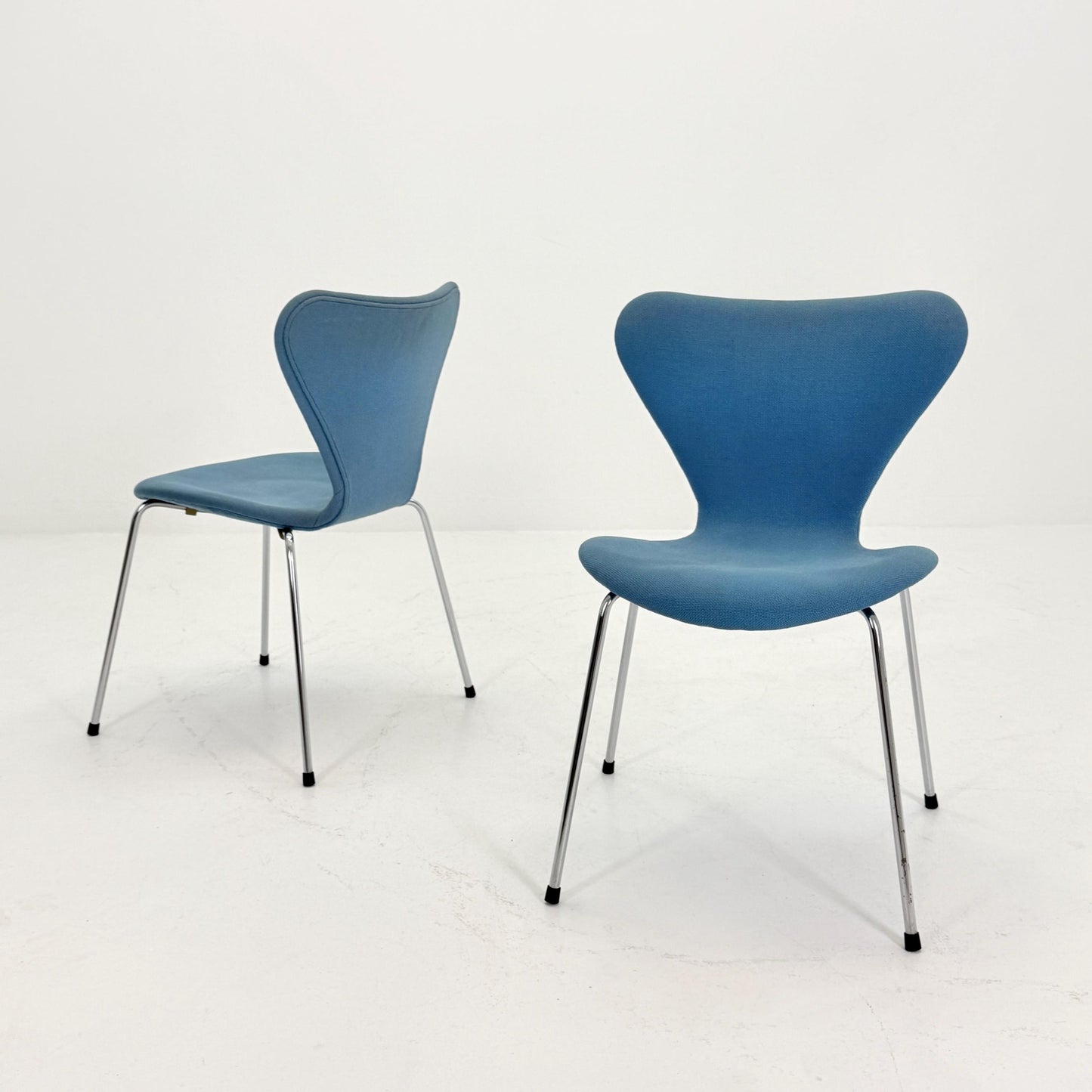 Set of 2 Blue 3107 butterfly chais by Arne Jacobsen for Fritz Hansen, Denmark 1990s