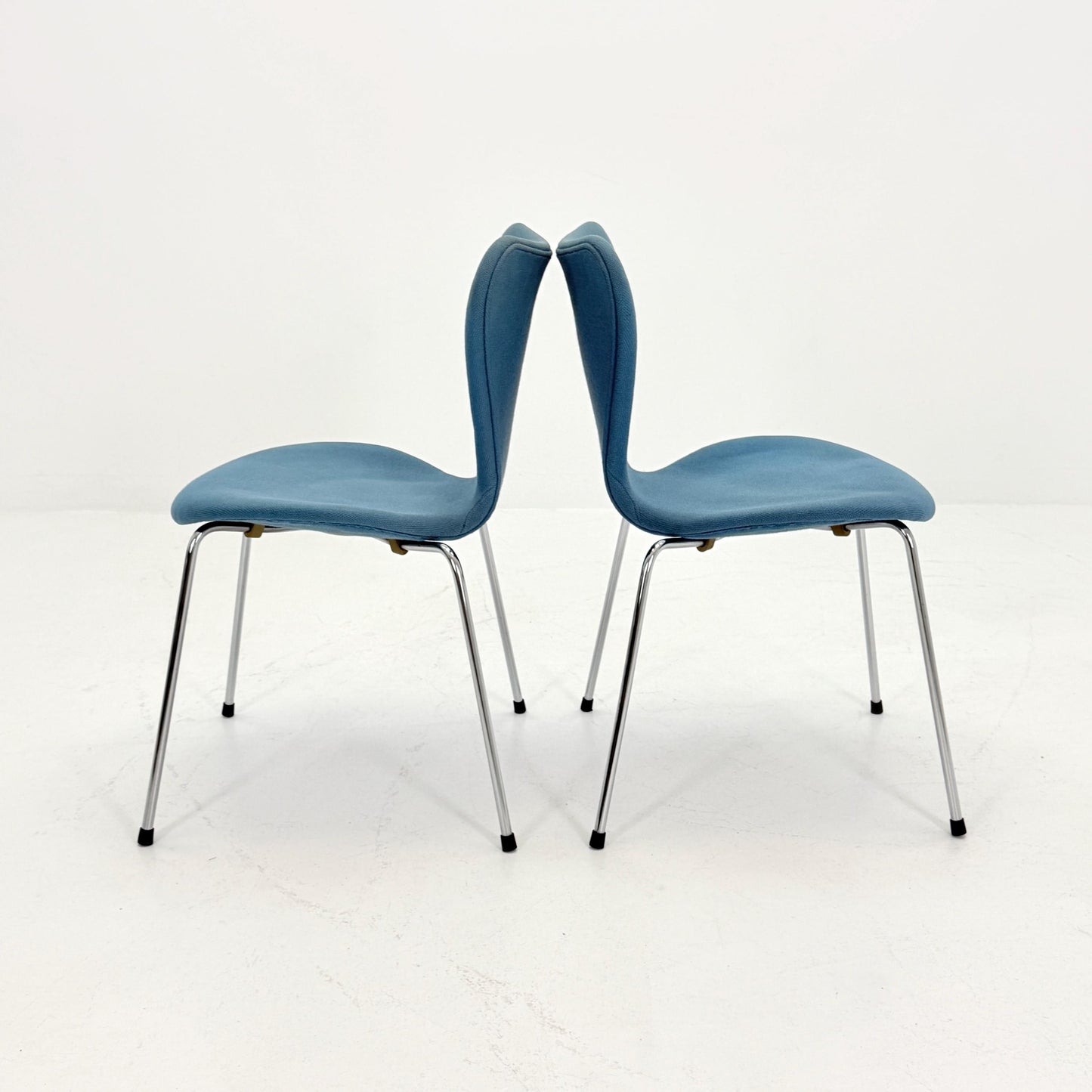 Set of 2 Blue 3107 butterfly chais by Arne Jacobsen for Fritz Hansen, Denmark 1990s
