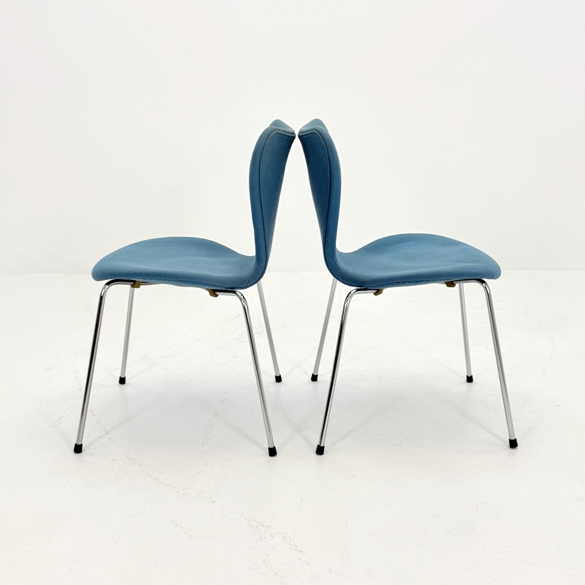 Set of 2 Blue 3107 butterfly chais by Arne Jacobsen for Fritz Hansen, Denmark 1990s
