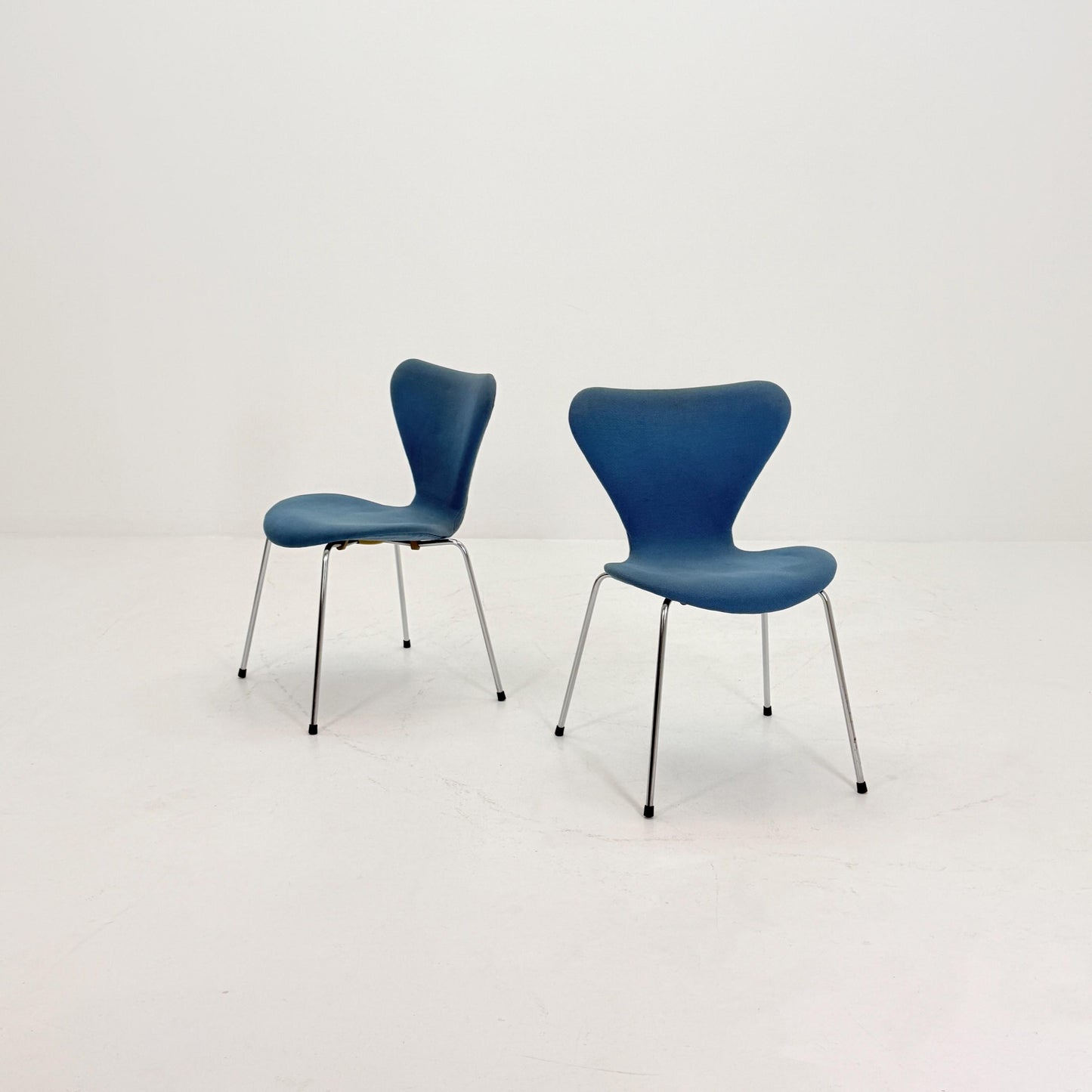 Set of 2 Blue 3107 butterfly chais by Arne Jacobsen for Fritz Hansen, Denmark 1990s