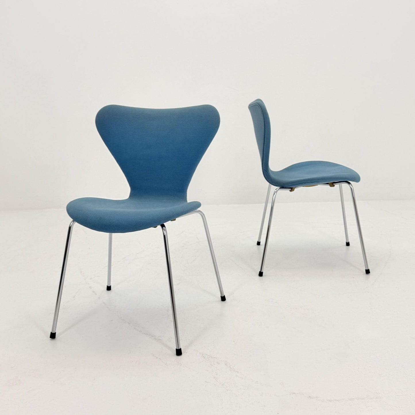 Set of 2 Blue 3107 butterfly chais by Arne Jacobsen for Fritz Hansen, Denmark 1990s