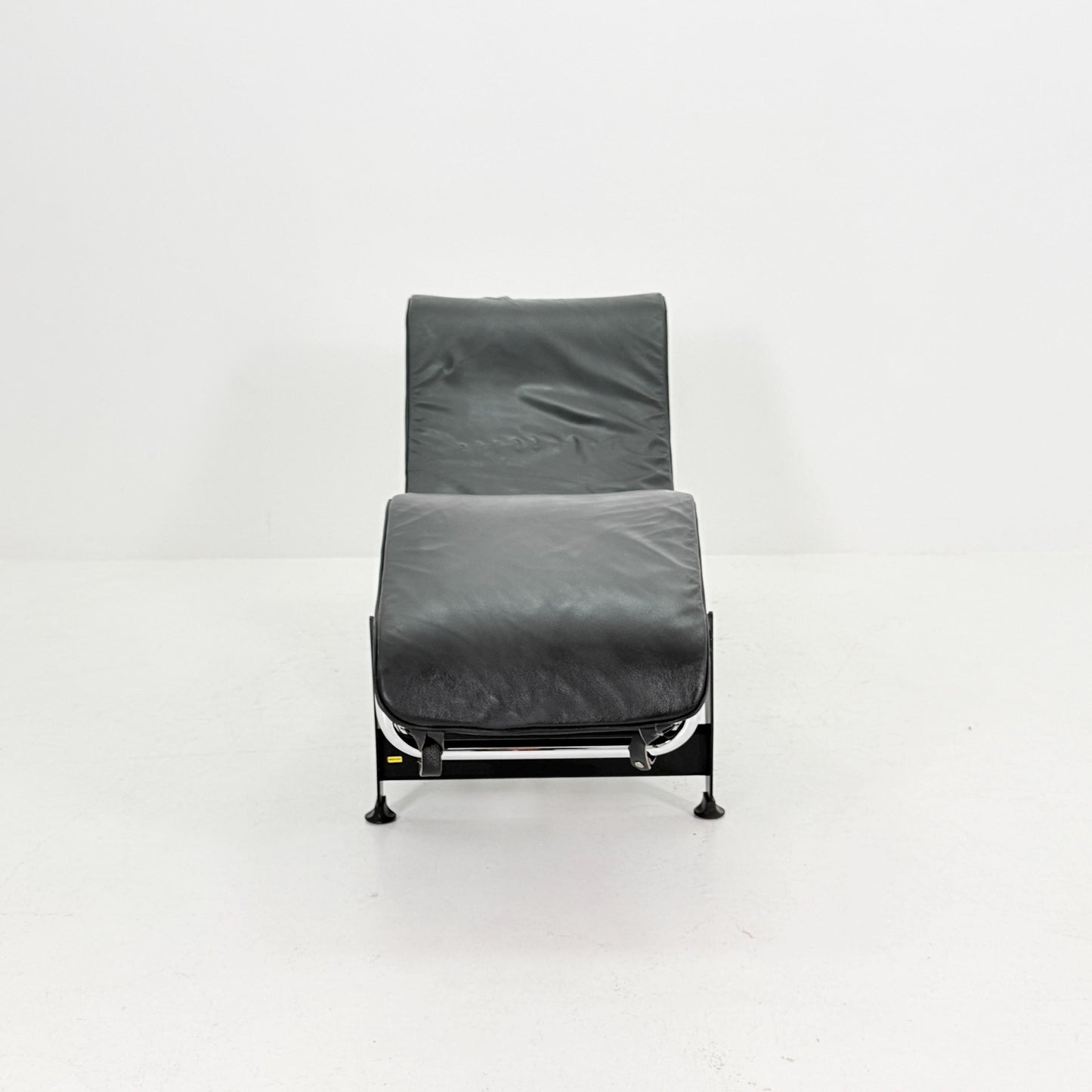 Mid Century Modern LC4 Chaise Lounge in Black - Chrome – Design by Le Corbusier, Charlotte Perriand - Pierre Jeanneret – Italy, 1970s