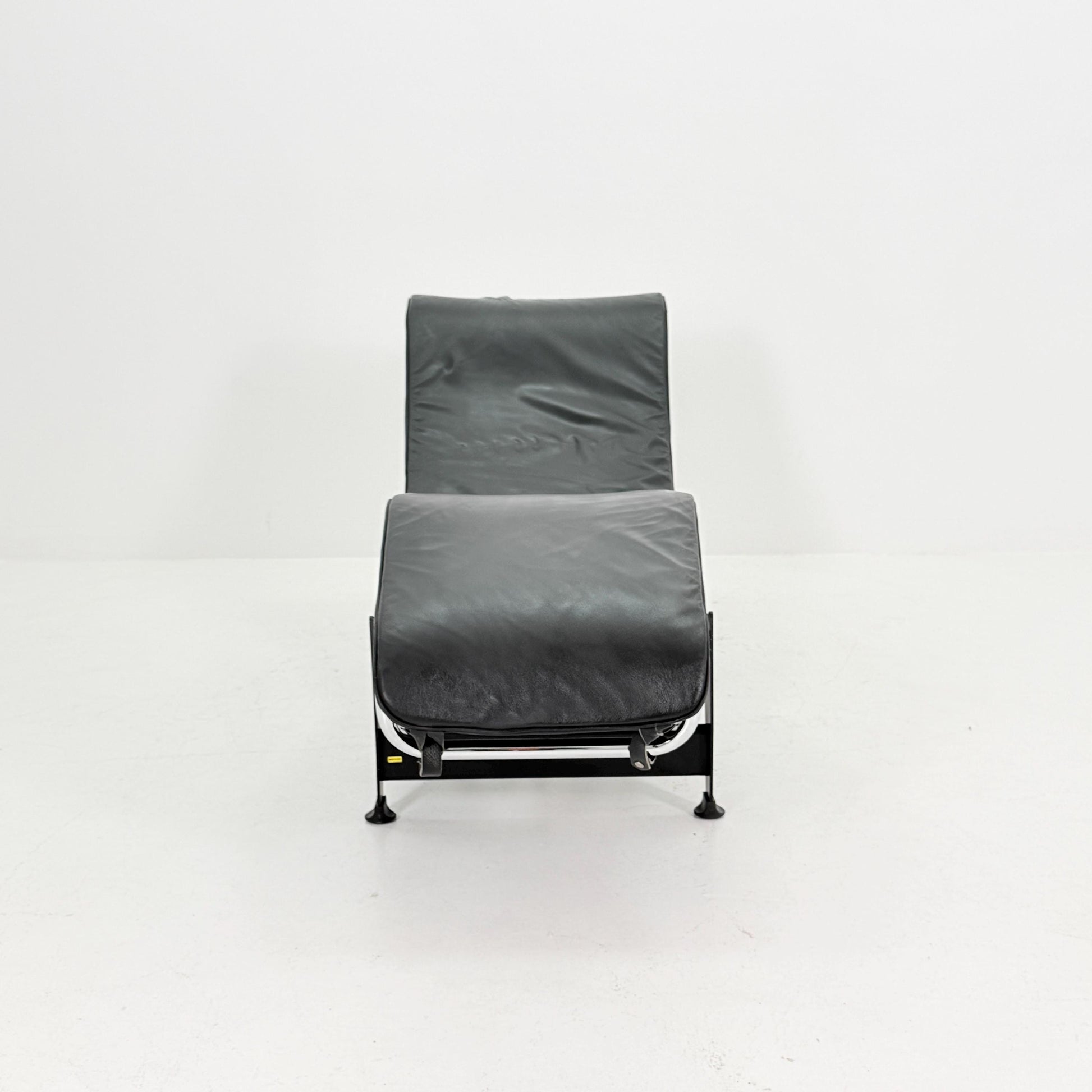 Mid Century Modern LC4 Chaise Lounge in Black - Chrome – Design by Le Corbusier, Charlotte Perriand - Pierre Jeanneret – Italy, 1970s