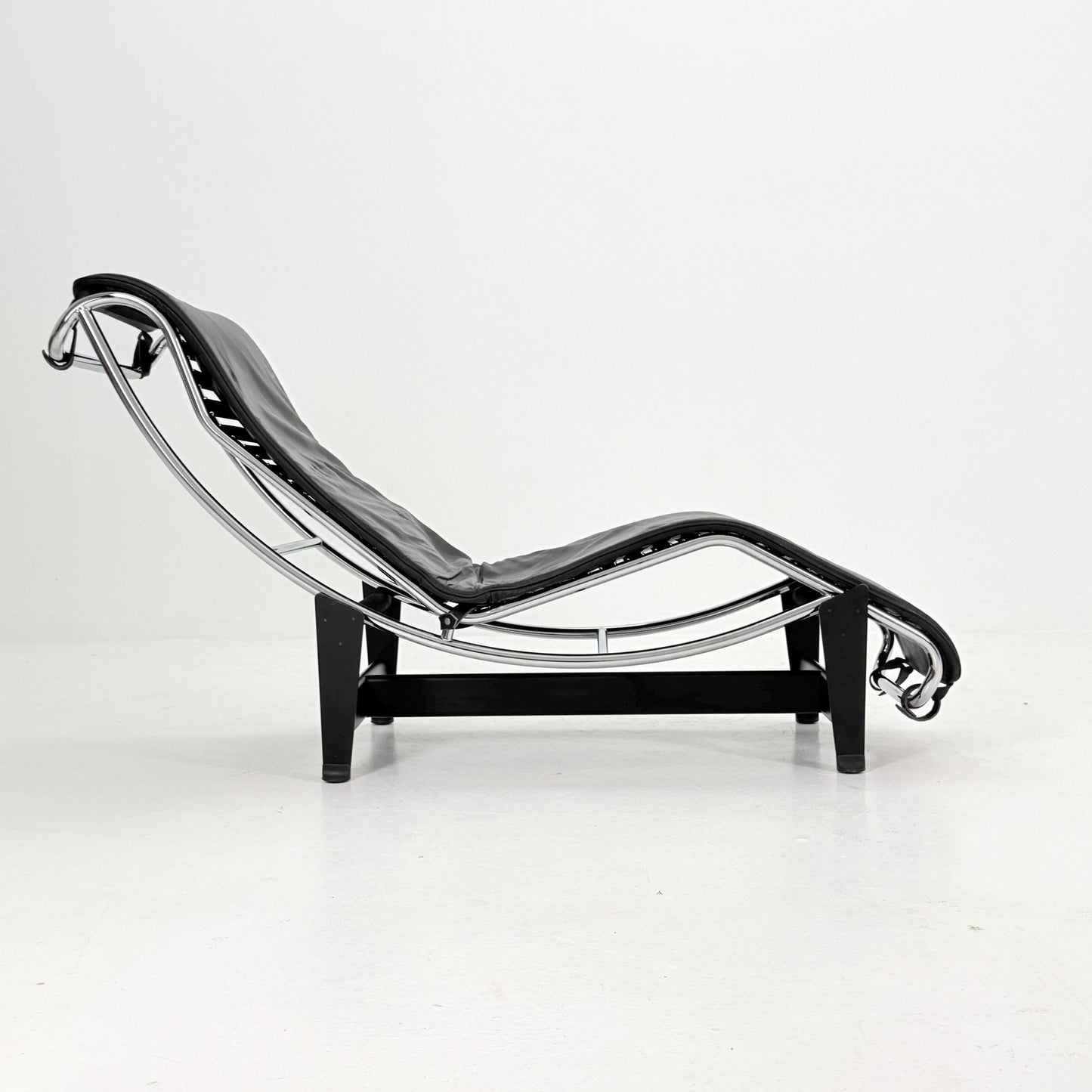 Mid Century Modern LC4 Chaise Lounge in Black - Chrome – Design by Le Corbusier, Charlotte Perriand - Pierre Jeanneret – Italy, 1970s