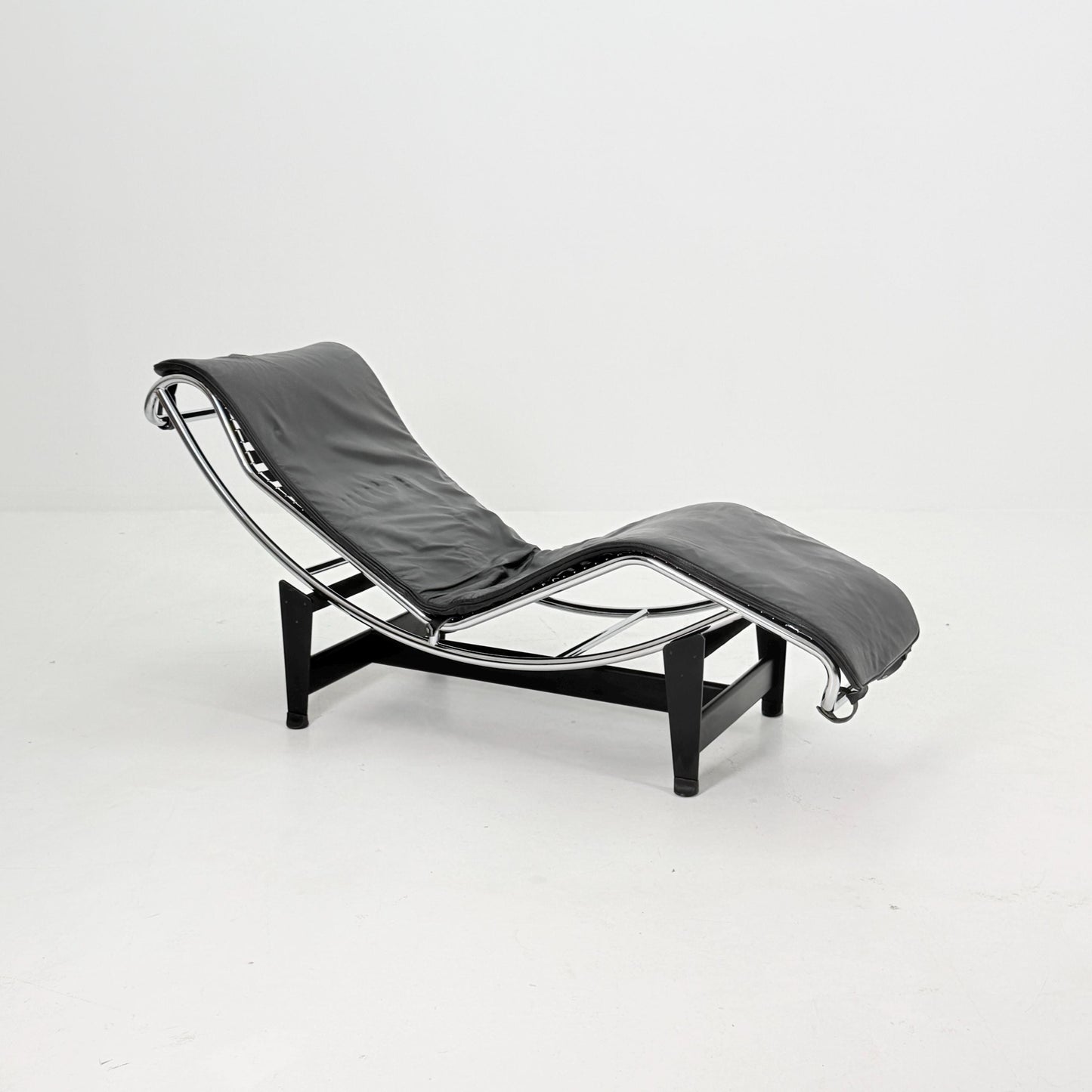 Mid Century Modern LC4 Chaise Lounge in Black - Chrome – Design by Le Corbusier, Charlotte Perriand - Pierre Jeanneret – Italy, 1970s