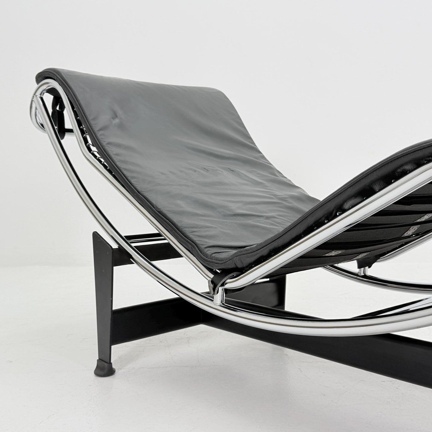 Mid Century Modern LC4 Chaise Lounge in Black - Chrome – Design by Le Corbusier, Charlotte Perriand - Pierre Jeanneret – Italy, 1970s