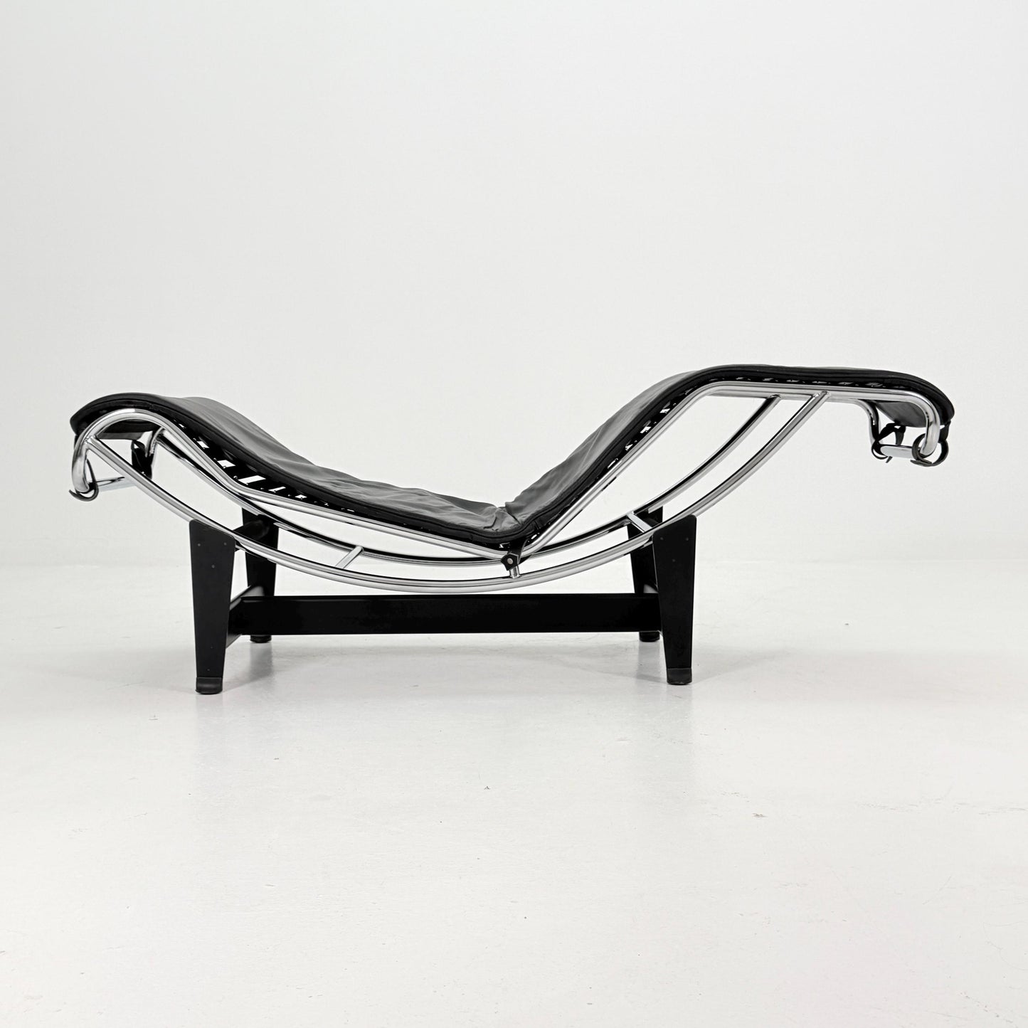 Mid Century Modern LC4 Chaise Lounge in Black - Chrome – Design by Le Corbusier, Charlotte Perriand - Pierre Jeanneret – Italy, 1970s