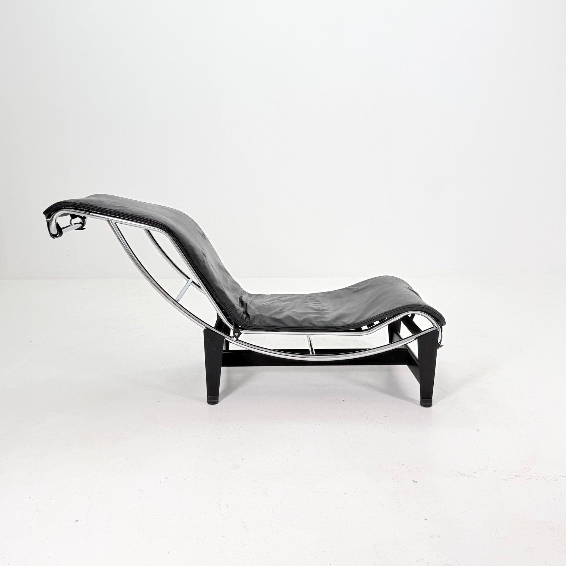 Mid Century Modern LC4 Chaise Lounge in Black - Chrome – Design by Le Corbusier, Charlotte Perriand - Pierre Jeanneret – Italy, 1970s