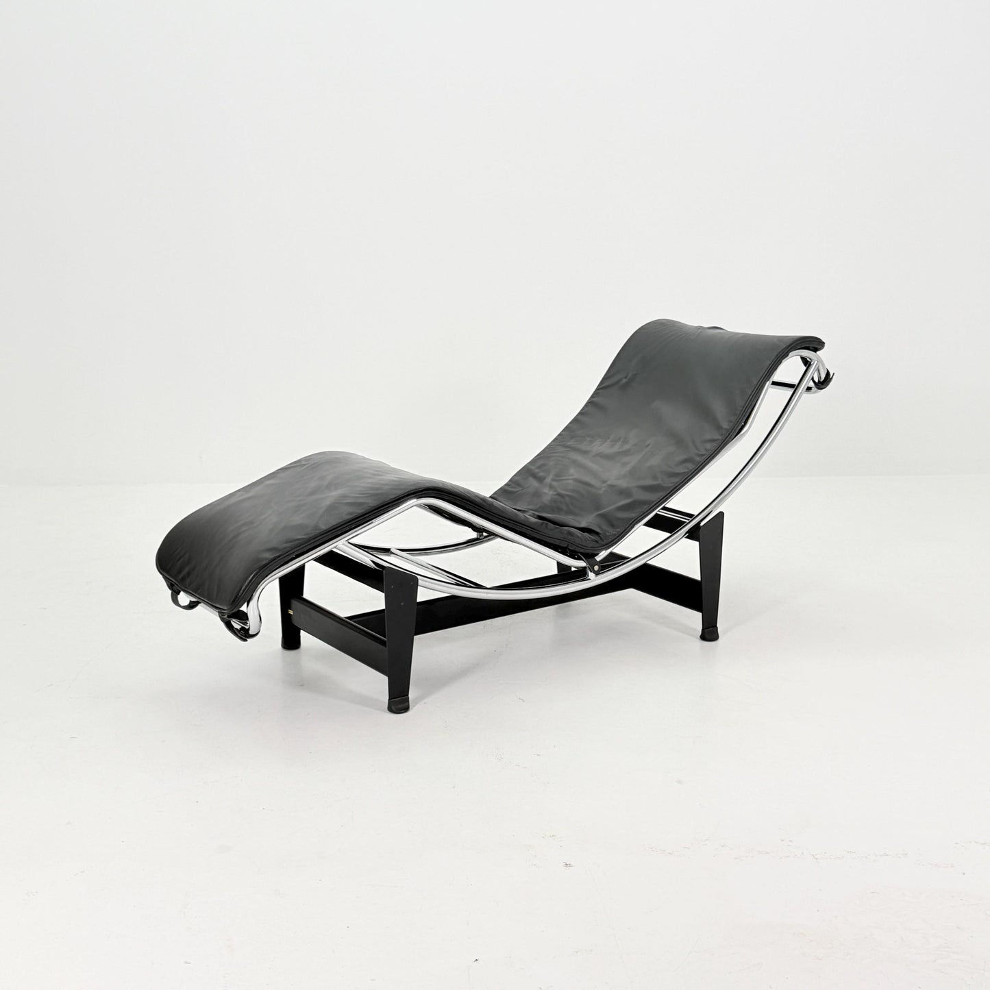 Mid Century Modern LC4 Chaise Lounge in Black - Chrome – Design by Le Corbusier, Charlotte Perriand - Pierre Jeanneret – Italy, 1970s