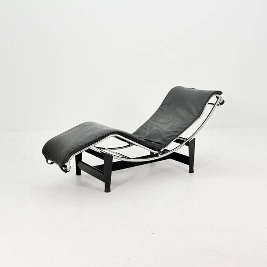 Mid Century Modern LC4 Chaise Lounge in Black - Chrome – Design by Le Corbusier, Charlotte Perriand - Pierre Jeanneret – Italy, 1970s