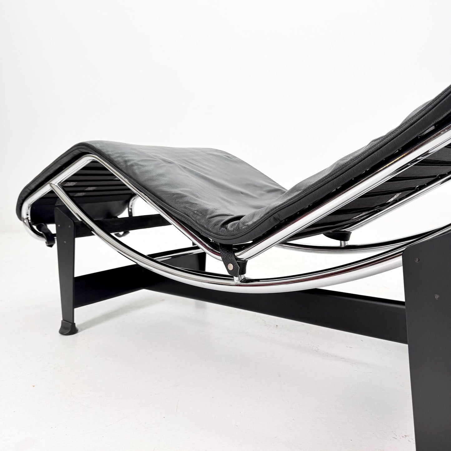 Mid Century Modern LC4 Chaise Lounge in Black - Chrome – Design by Le Corbusier, Charlotte Perriand - Pierre Jeanneret – Italy, 1970s