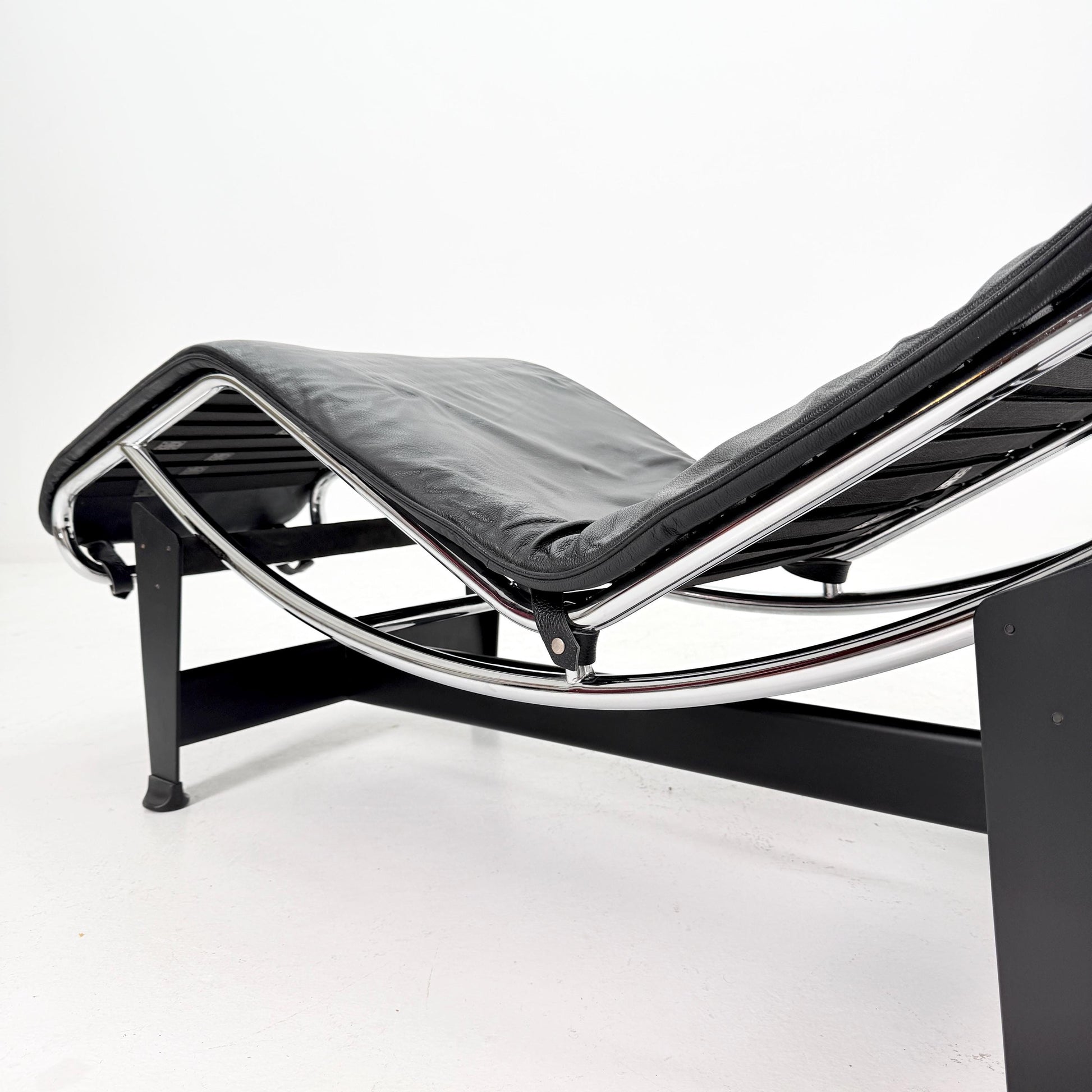 Mid Century Modern LC4 Chaise Lounge in Black - Chrome – Design by Le Corbusier, Charlotte Perriand - Pierre Jeanneret – Italy, 1970s