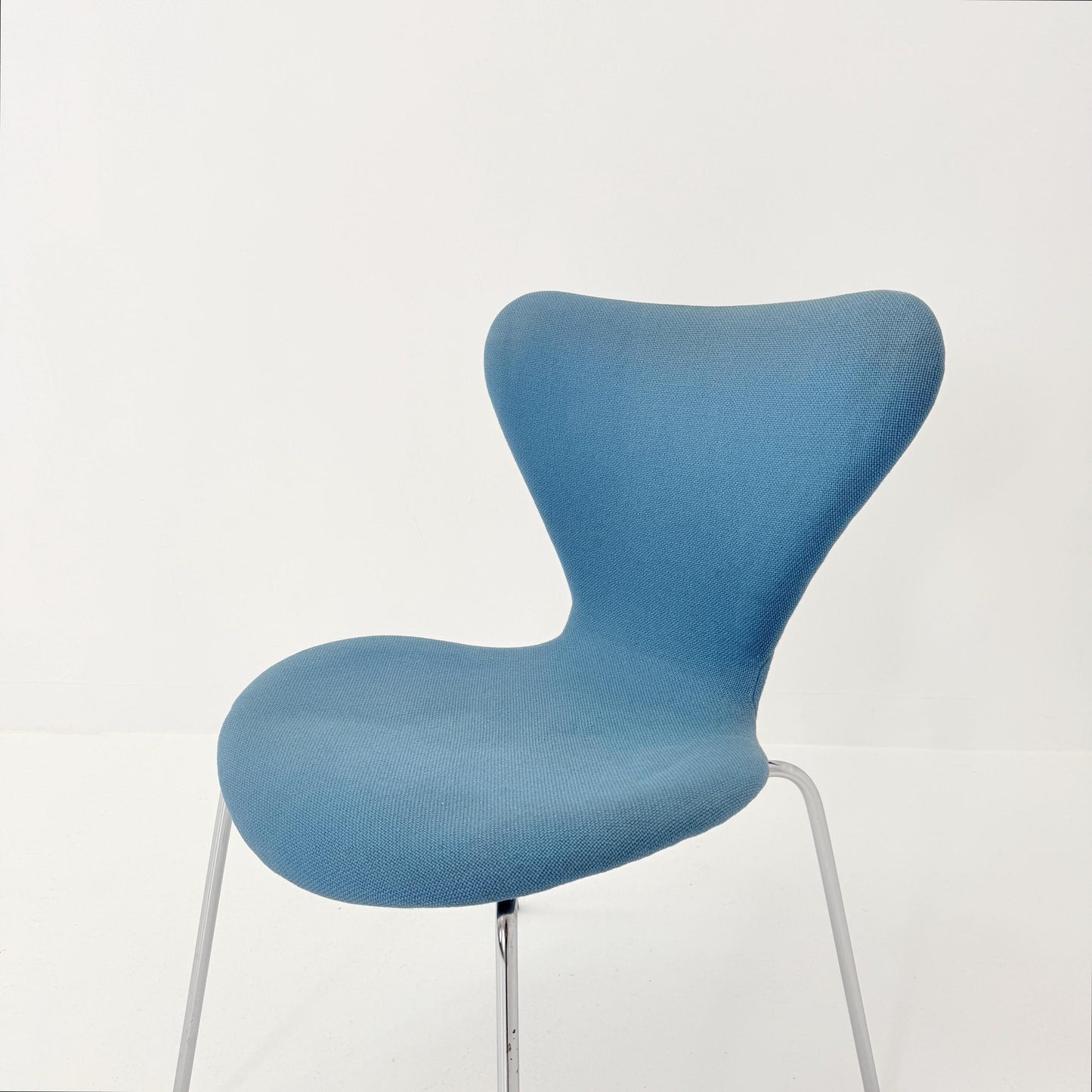 Set of 2 Blue 3107 butterfly chais by Arne Jacobsen for Fritz Hansen, Denmark 1990s