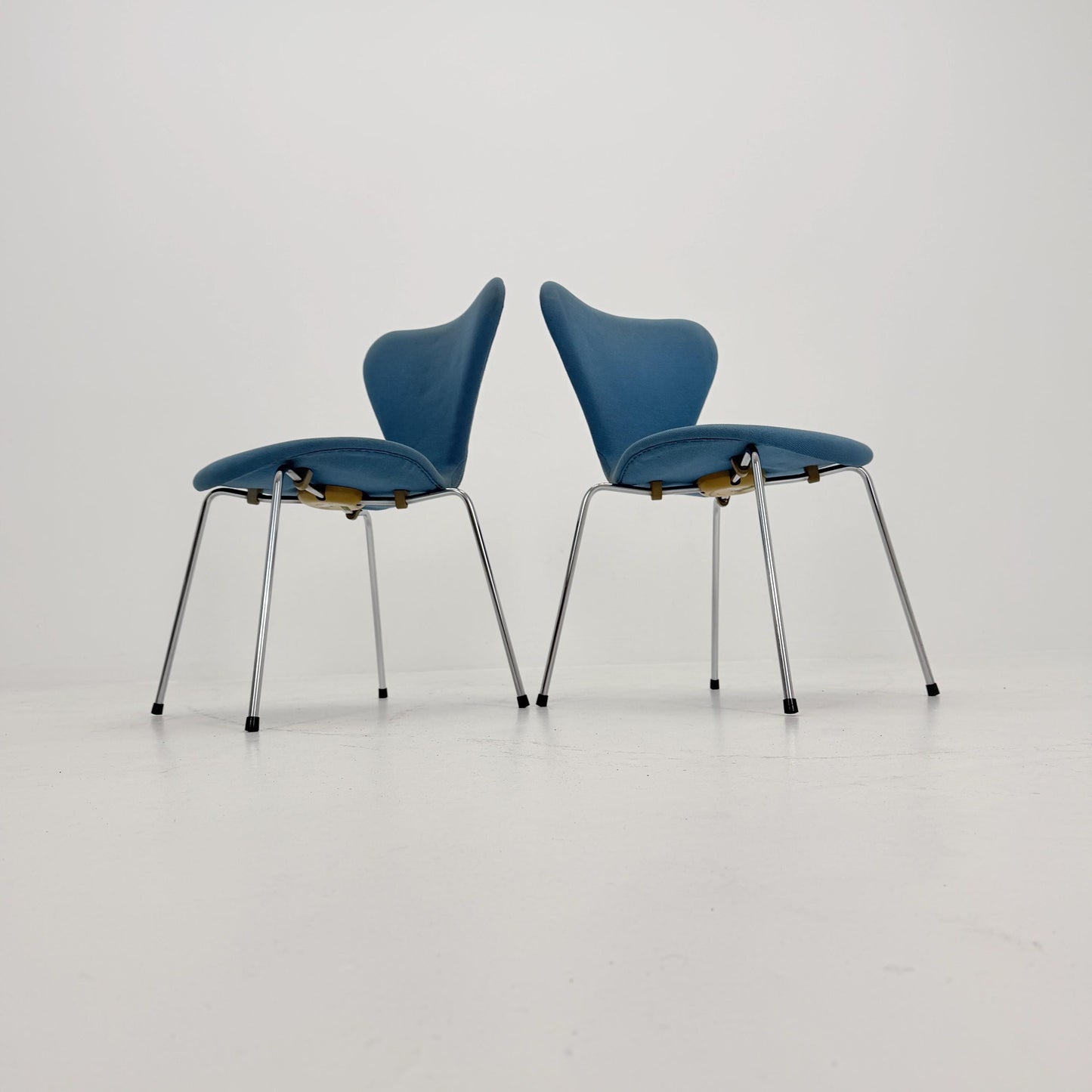 Set of 2 Blue 3107 butterfly chais by Arne Jacobsen for Fritz Hansen, Denmark 1990s