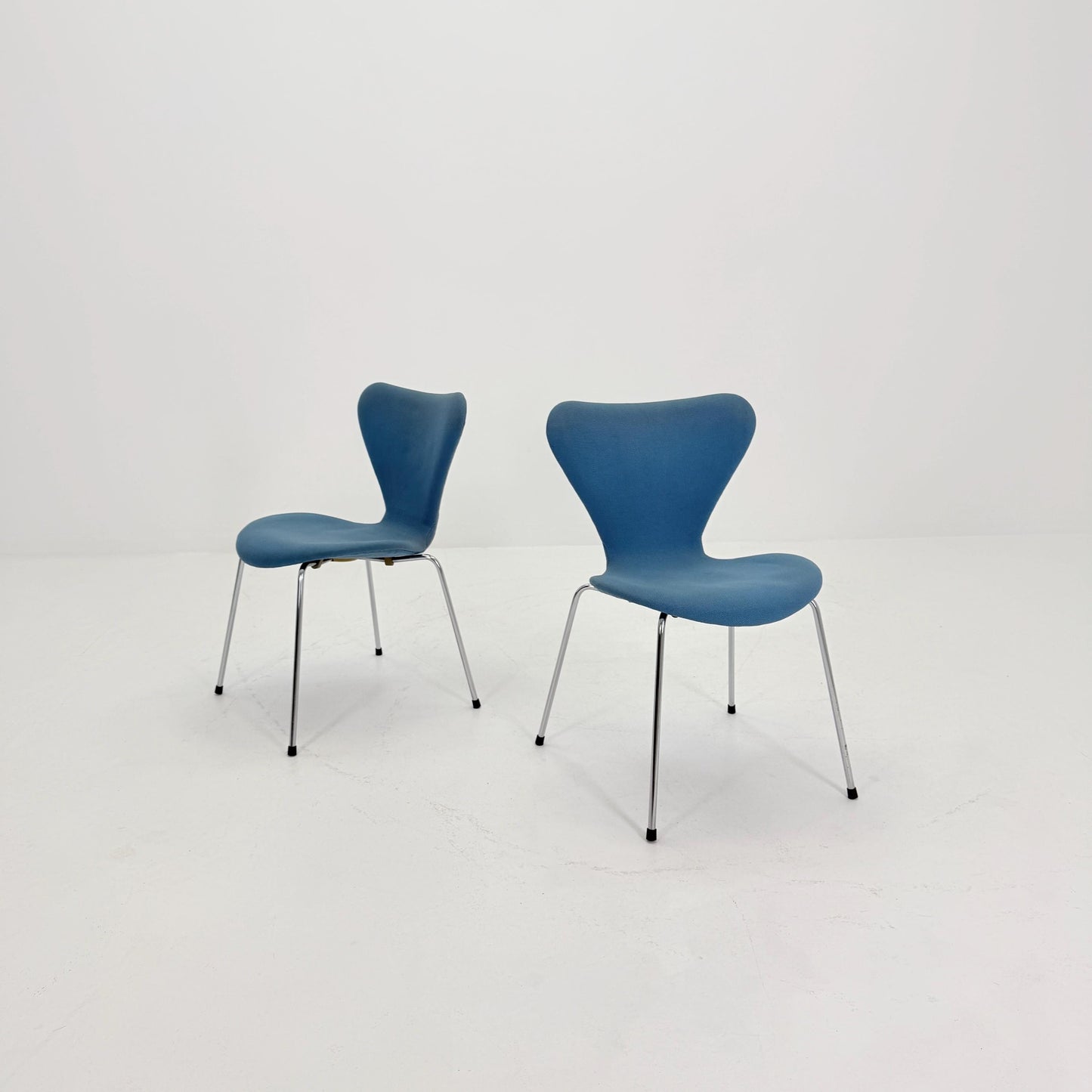 Set of 2 Blue 3107 butterfly chais by Arne Jacobsen for Fritz Hansen, Denmark 1990s