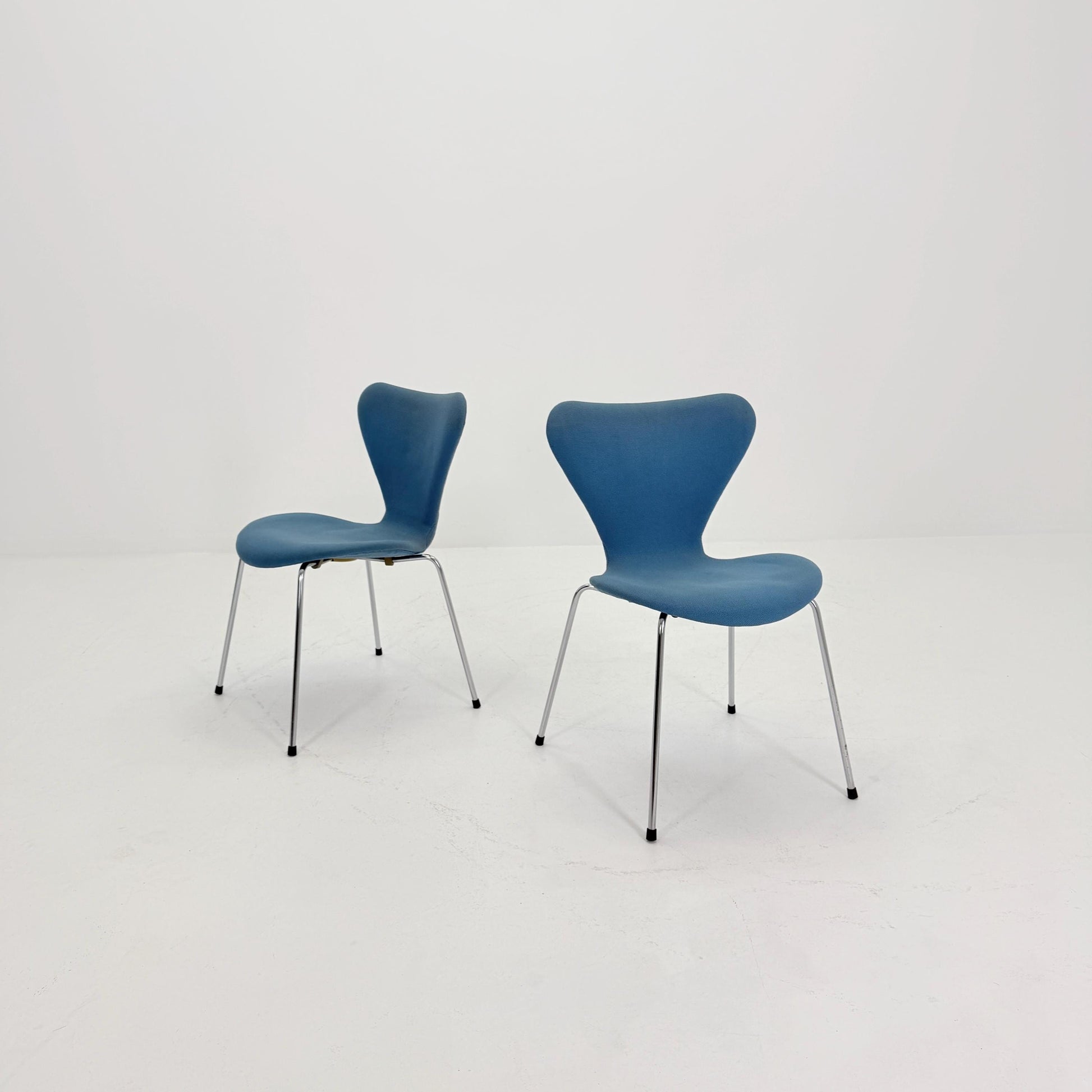 Set of 2 Blue 3107 butterfly chais by Arne Jacobsen for Fritz Hansen, Denmark 1990s