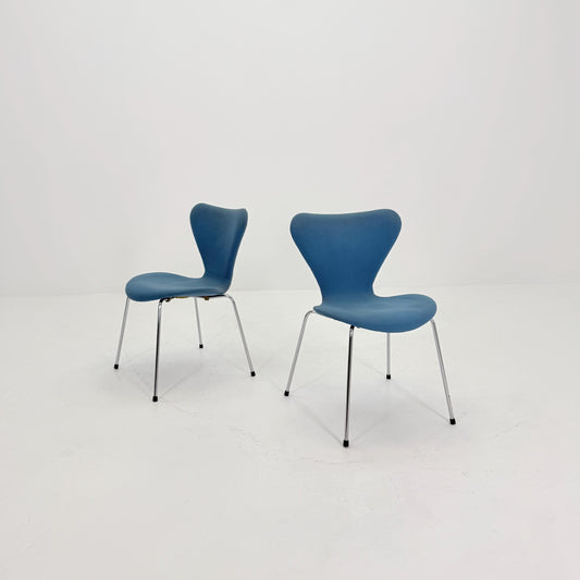 Set of 2 Blue 3107 butterfly chais by Arne Jacobsen for Fritz Hansen, Denmark 1990s