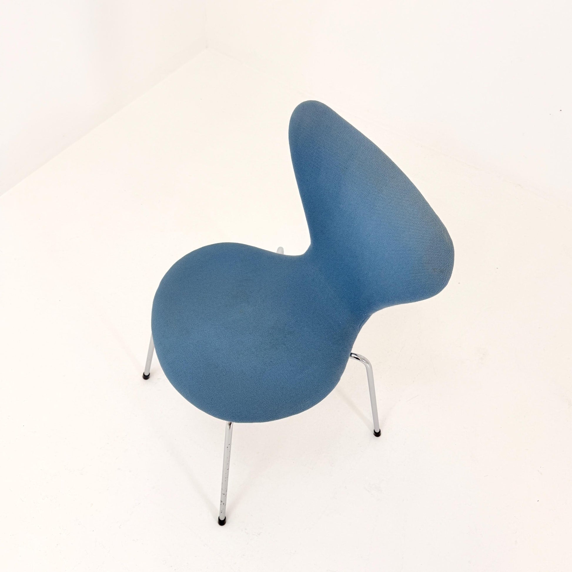 Set of 2 Blue 3107 butterfly chais by Arne Jacobsen for Fritz Hansen, Denmark 1990s