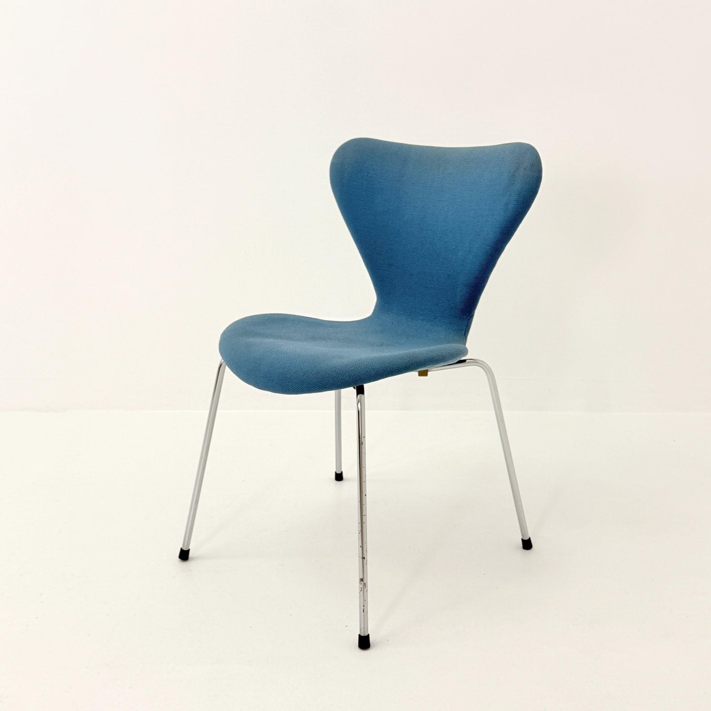 Set of 2 Blue 3107 butterfly chais by Arne Jacobsen for Fritz Hansen, Denmark 1990s
