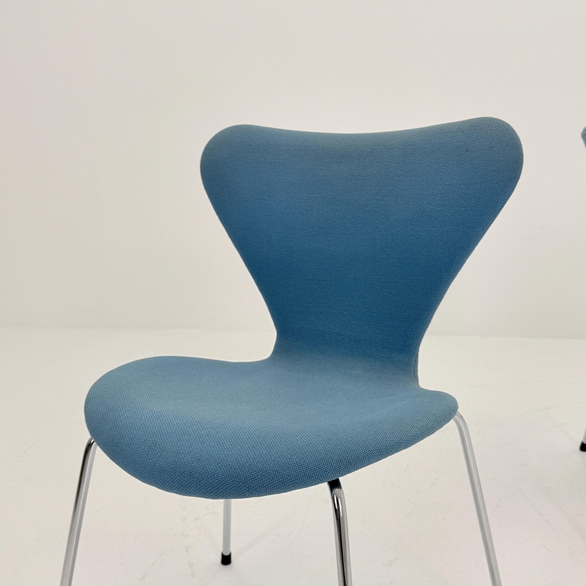 Set of 2 Blue 3107 butterfly chais by Arne Jacobsen for Fritz Hansen, Denmark 1990s