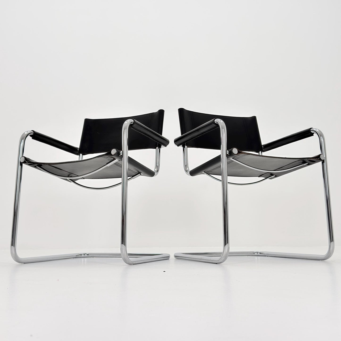 Set of 2 Mid century Bauhaus B34 black leather cantilevered chairs by Mart Stam for centro Studi italy 1980s