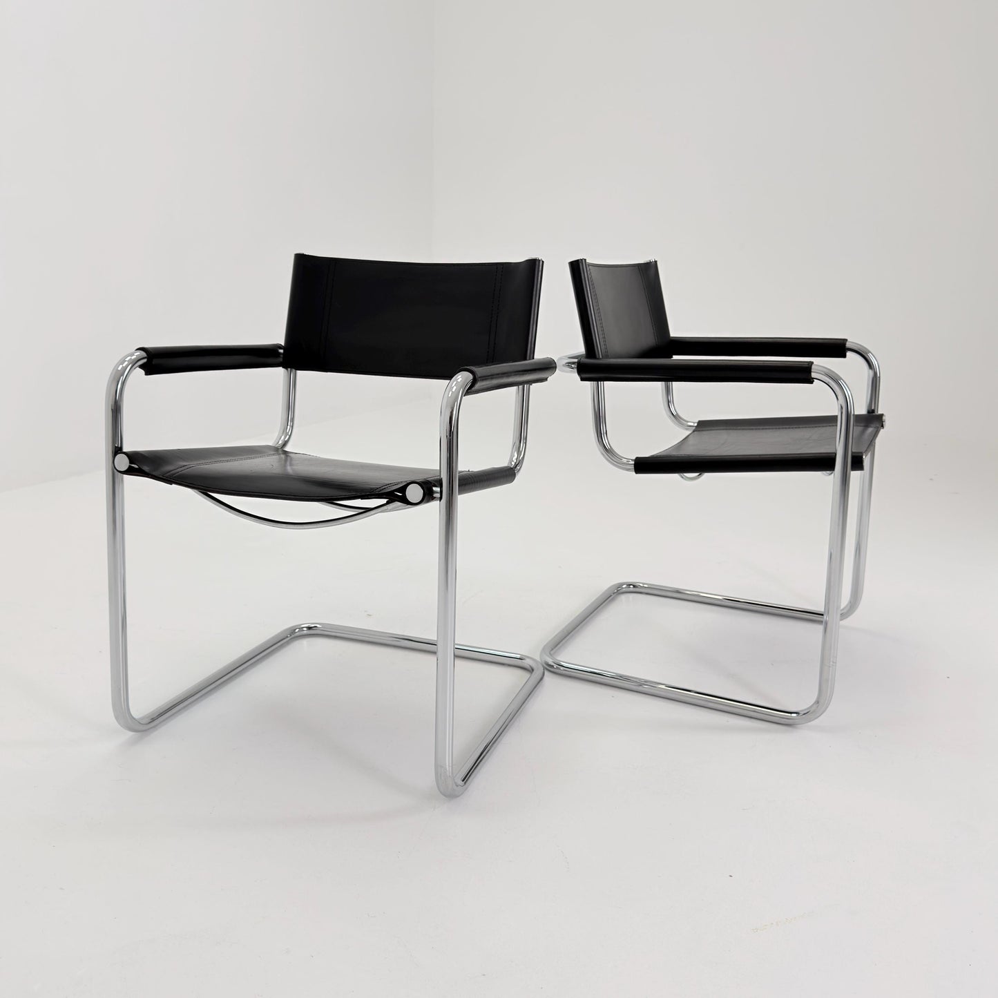 Set of 2 Mid century Bauhaus B34 black leather cantilevered chairs by Mart Stam for centro Studi italy 1980s