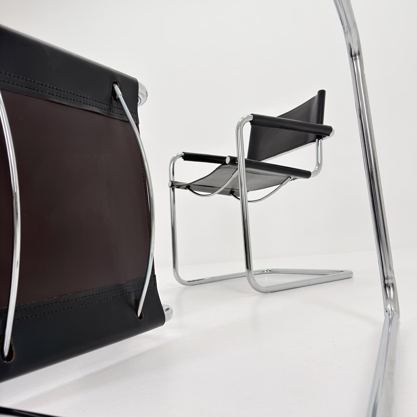 Set of 2 Mid century Bauhaus B34 black leather cantilevered chairs by Mart Stam for centro Studi italy 1980s