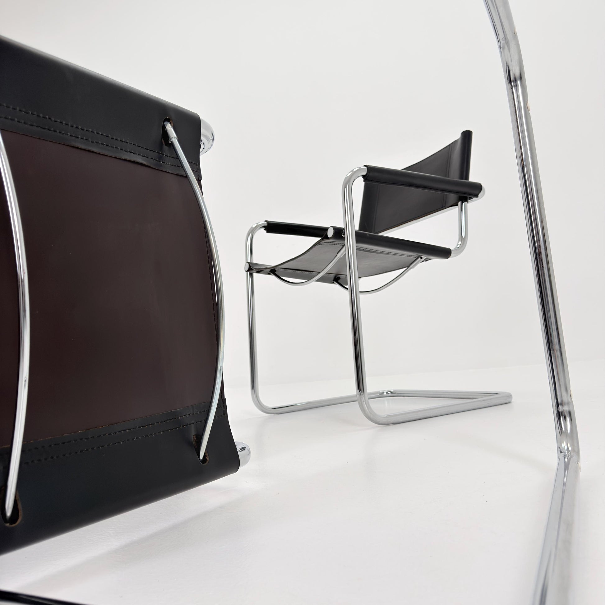 Set of 2 Mid century Bauhaus B34 black leather cantilevered chairs by Mart Stam for centro Studi italy 1980s