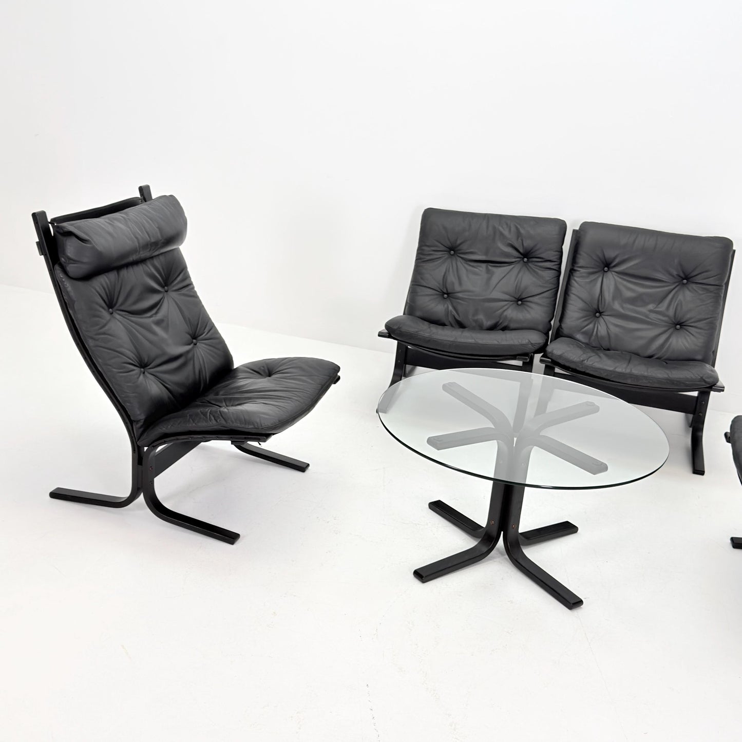 Mid-Century Siesta Lounge Set by Ingmar Relling – 4 Chairs (3 Low + 1 High Back) & Glass Coffee Table, Black Edition, Westnofa Norway 1960s