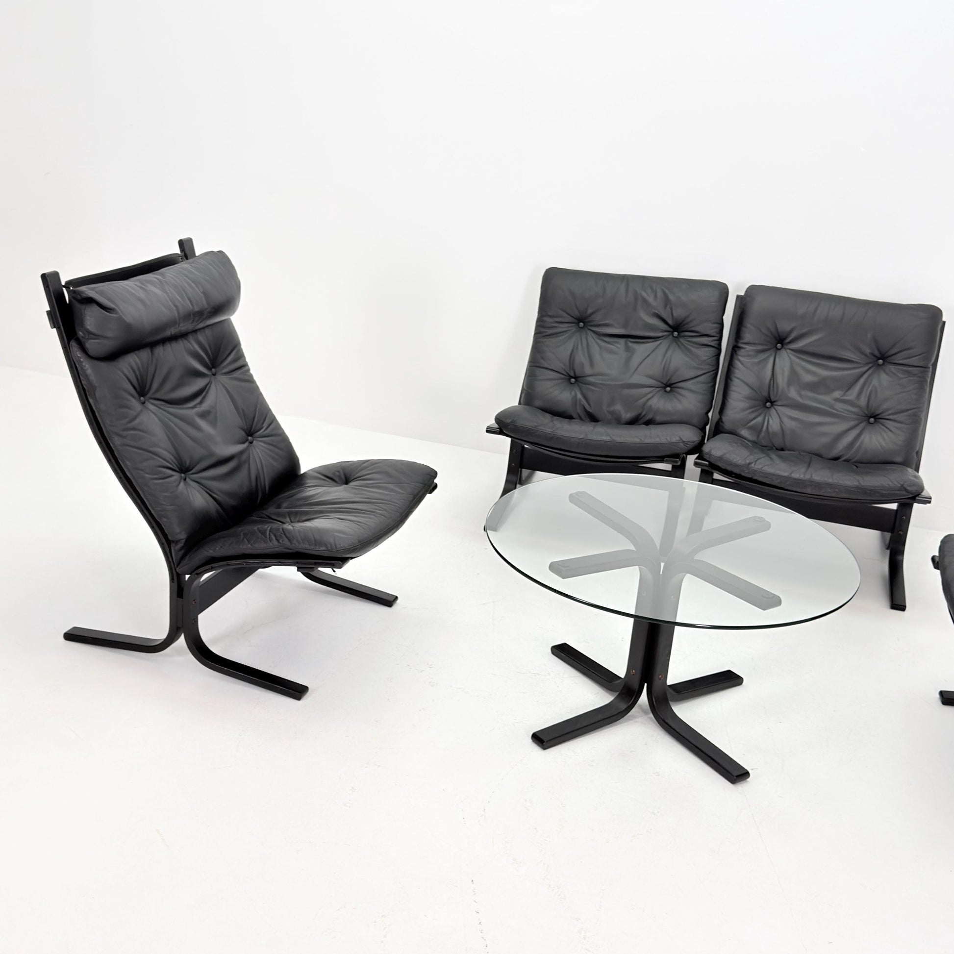 Mid-Century Siesta Lounge Set by Ingmar Relling – 4 Chairs (3 Low + 1 High Back) & Glass Coffee Table, Black Edition, Westnofa Norway 1960s