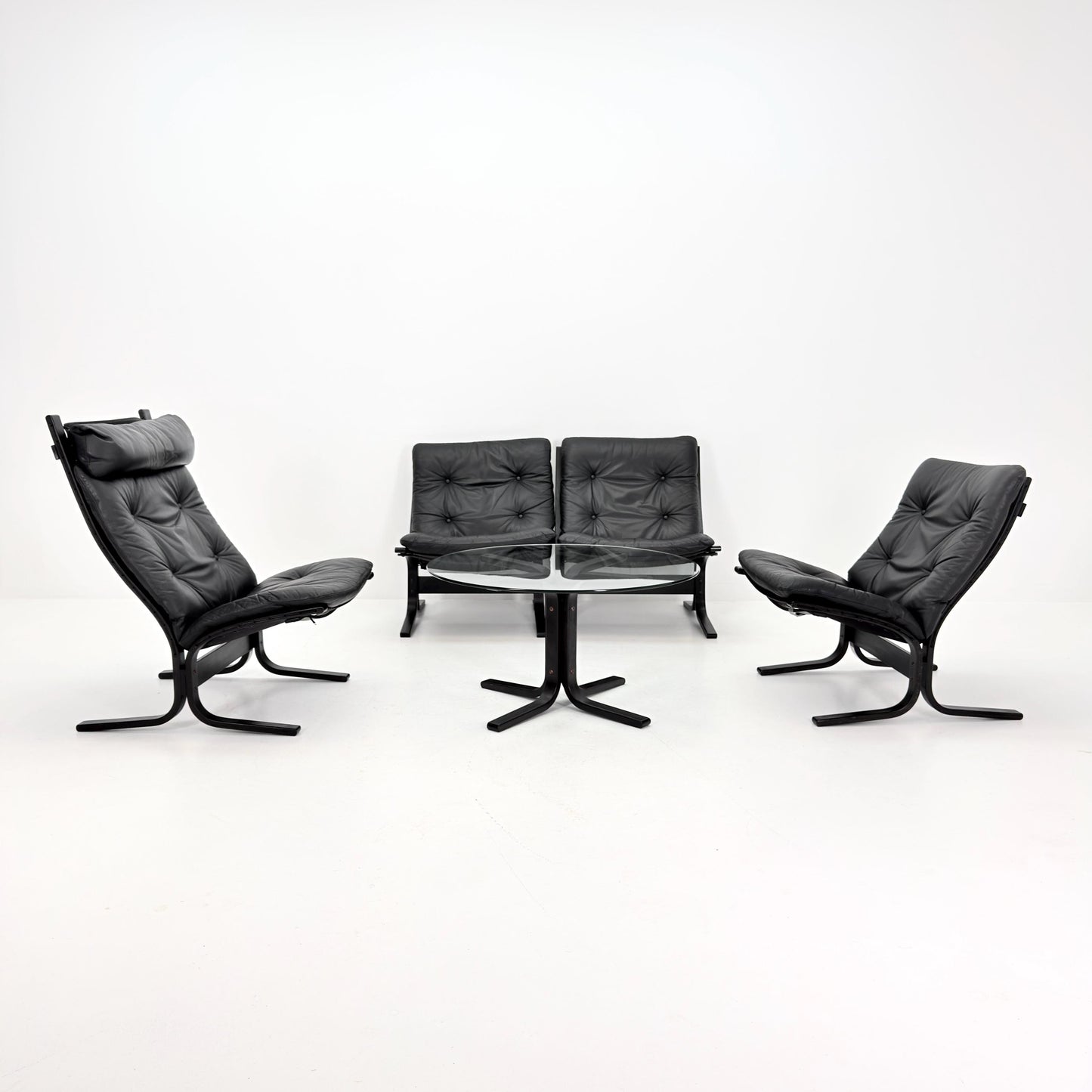 Mid-Century Siesta Lounge Set by Ingmar Relling – 4 Chairs (3 Low + 1 High Back) & Glass Coffee Table, Black Edition, Westnofa Norway 1960s